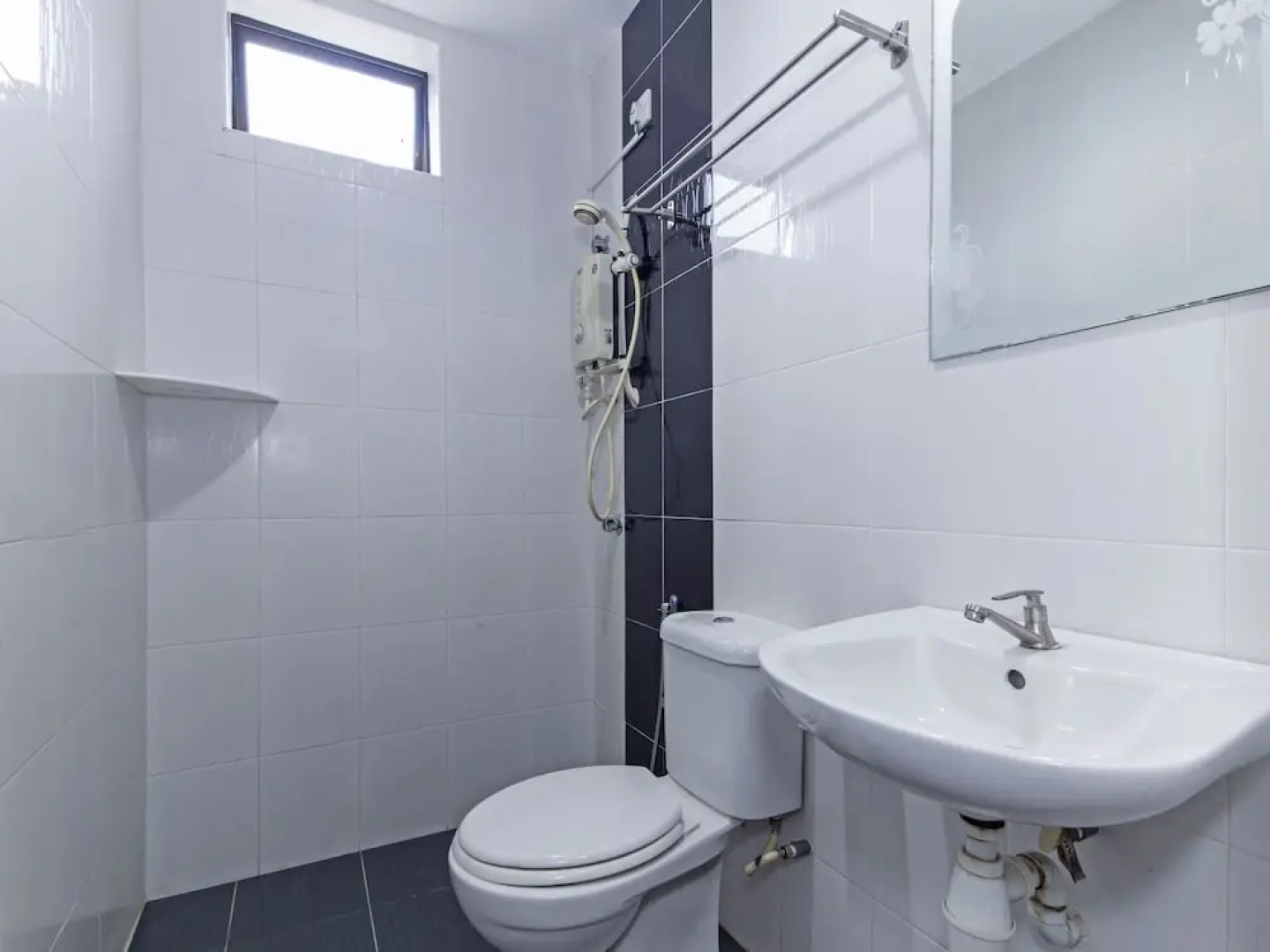 OYO 445 Charisma Hotel