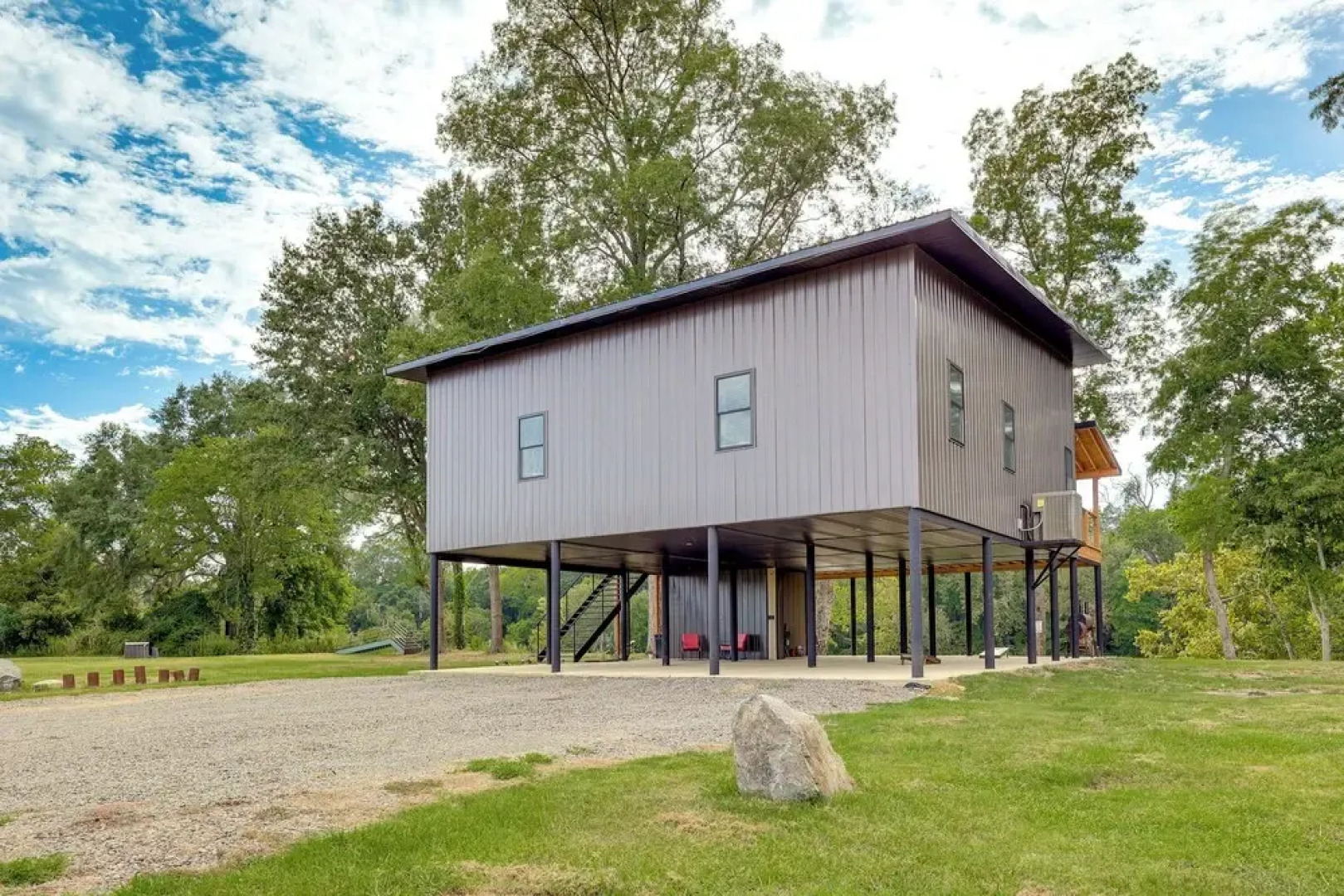 Modern, Riverfront Family House w/ Balcony & Grill