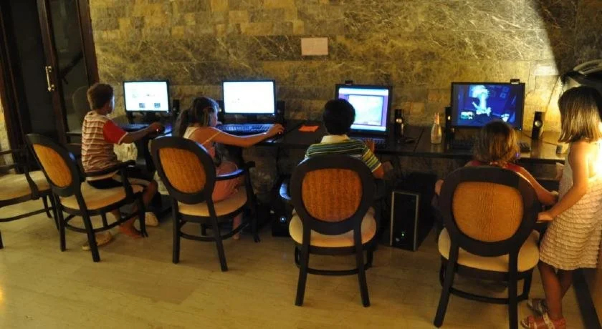 Okeania Seafront Rooms in Kamena Vourla