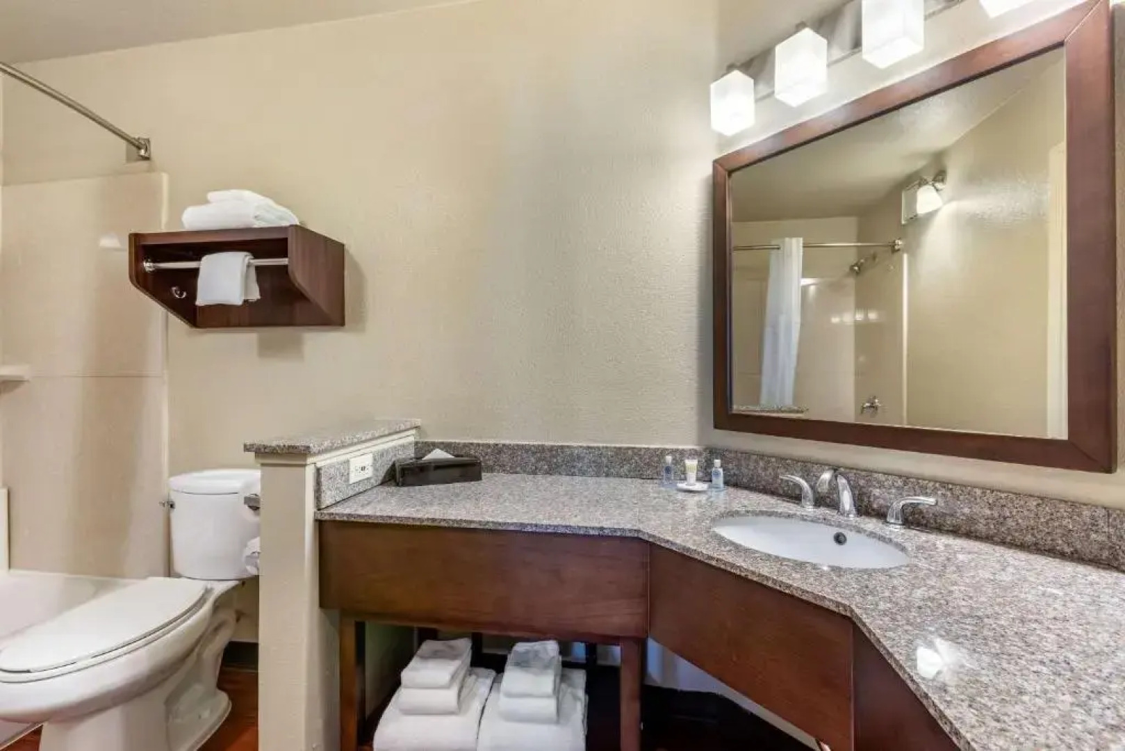 Clarion Inn & Suites Orange County John Wayne Airport