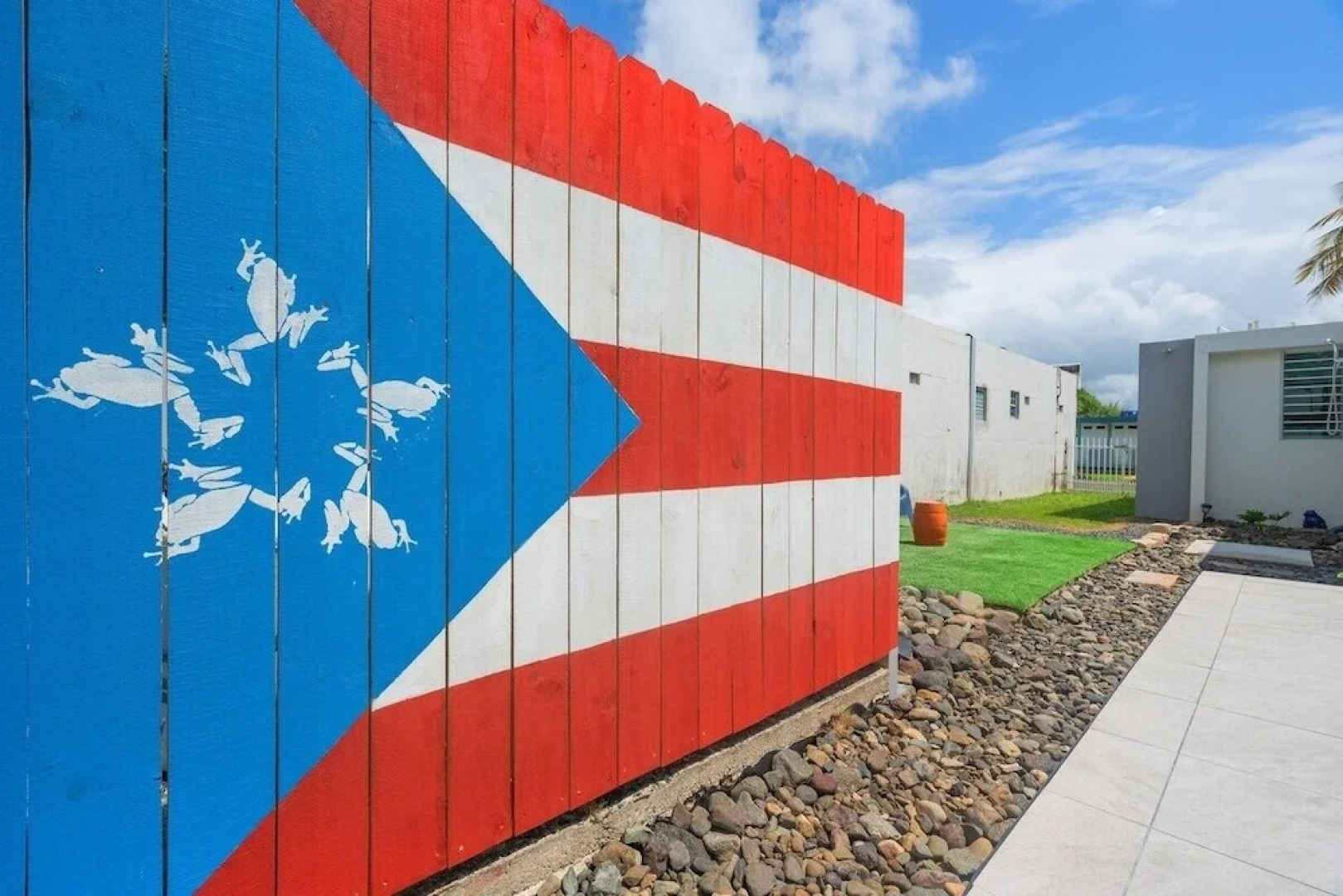 Walk to Beach or Swim in the Pool, 4 Bedrooms 4 Home by Redawning