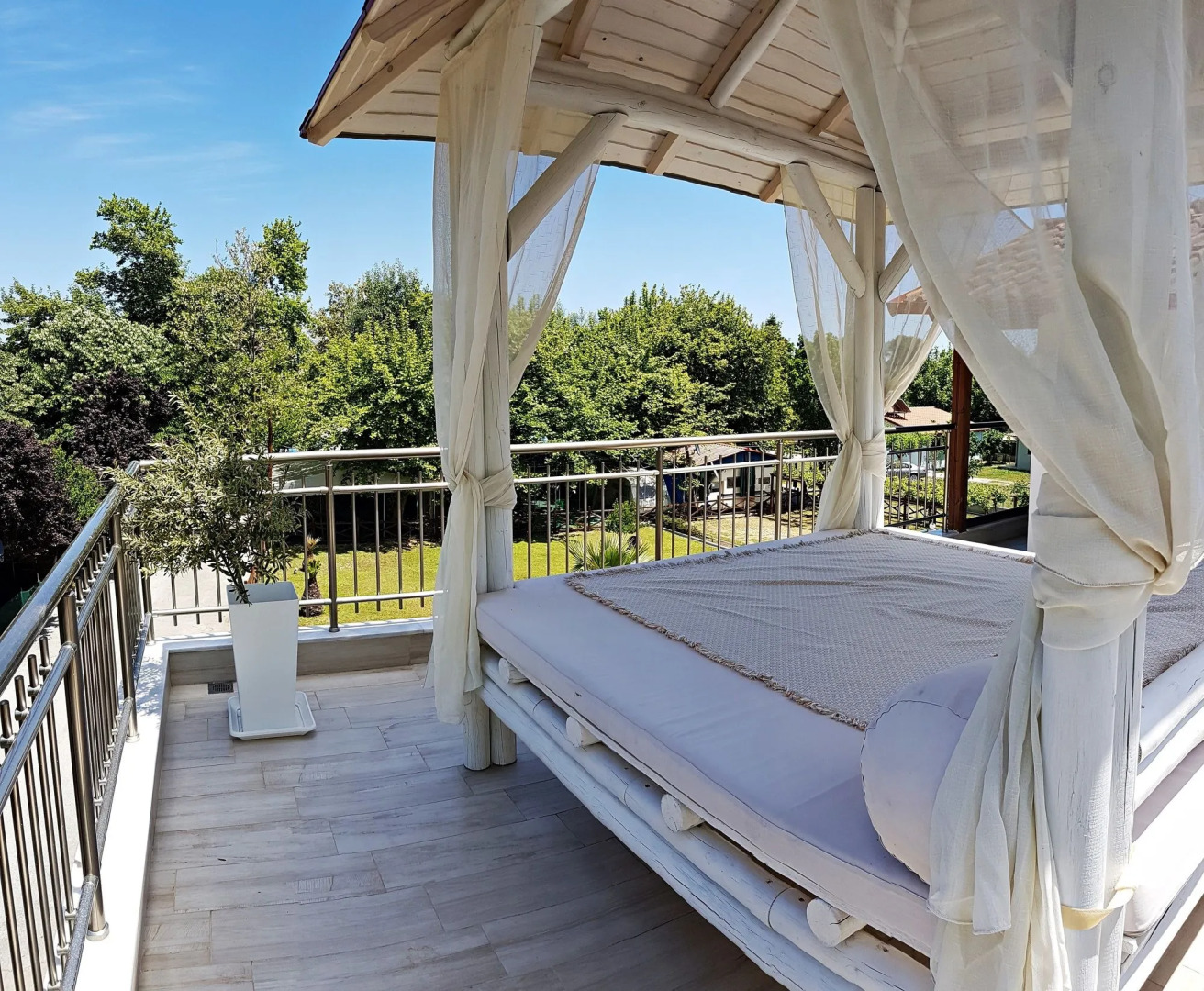 Studios & Apartments Efrosini