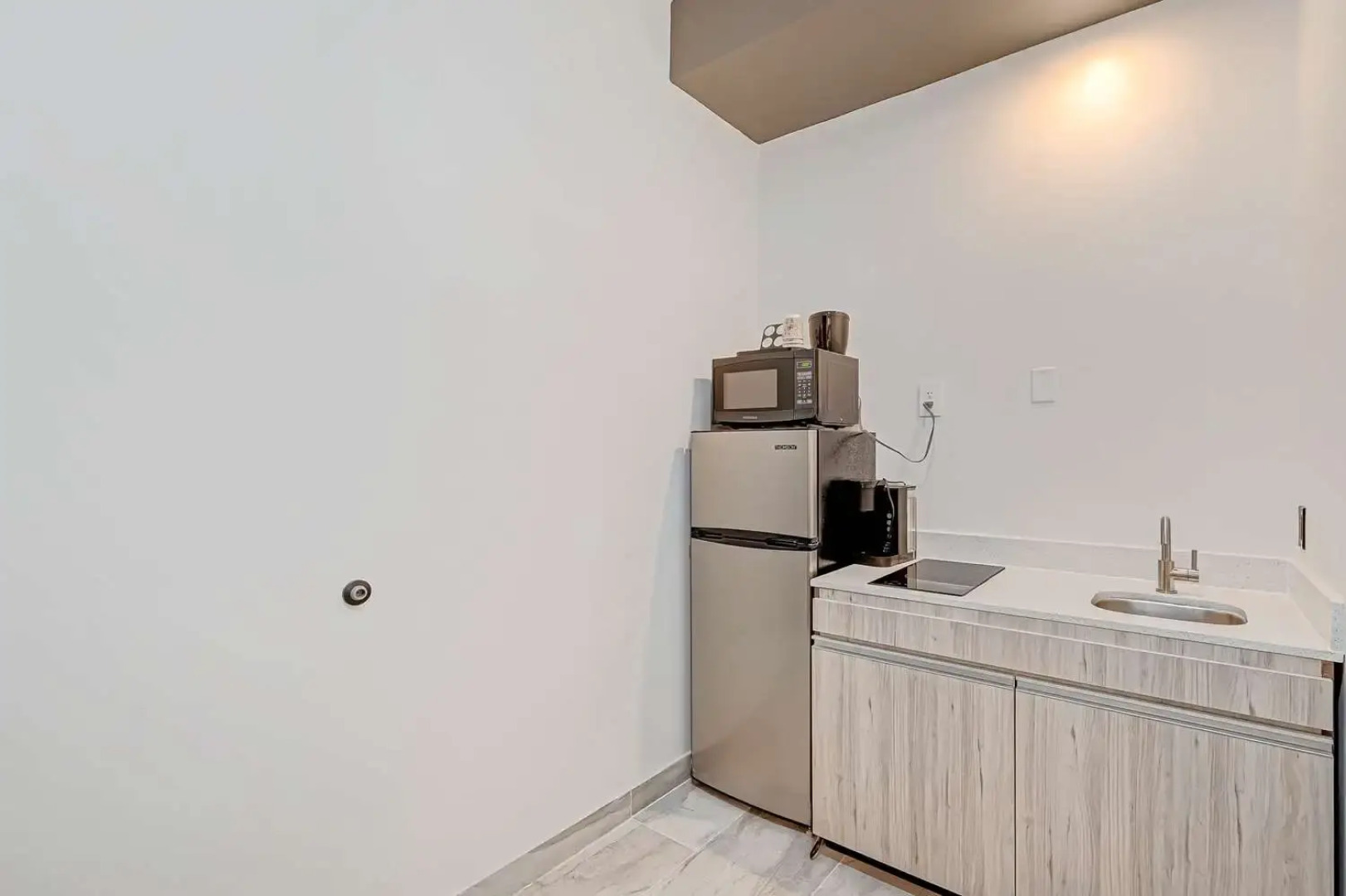 Comfeeni Inn and Suites