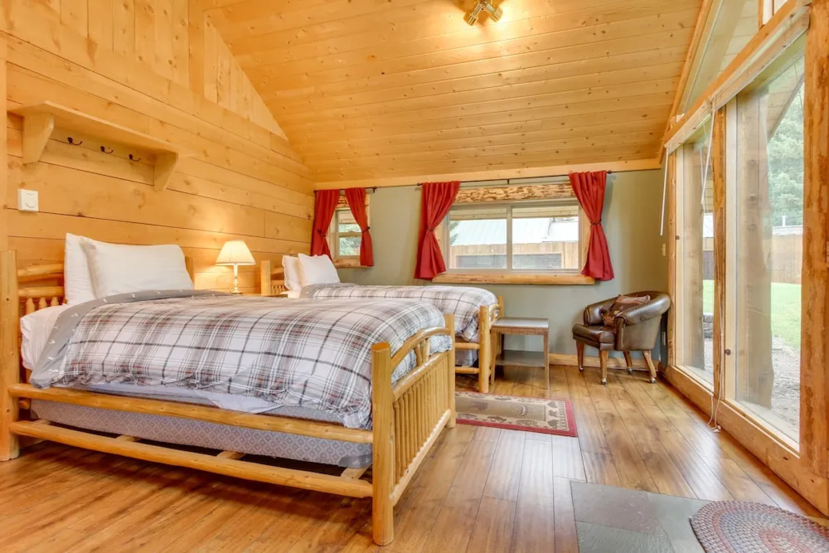 Creekside Silver Gate Getaway w/ Fireplace!