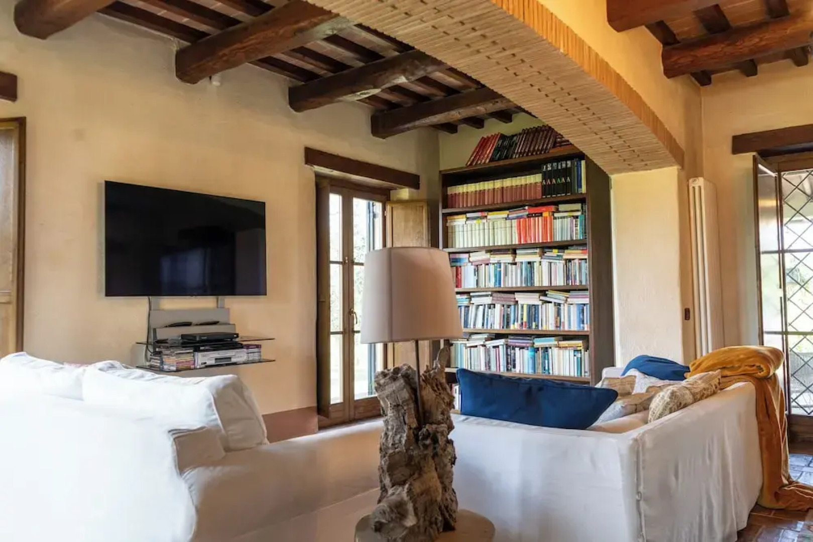 Tenuta di campagna con piscina immersa nel verde