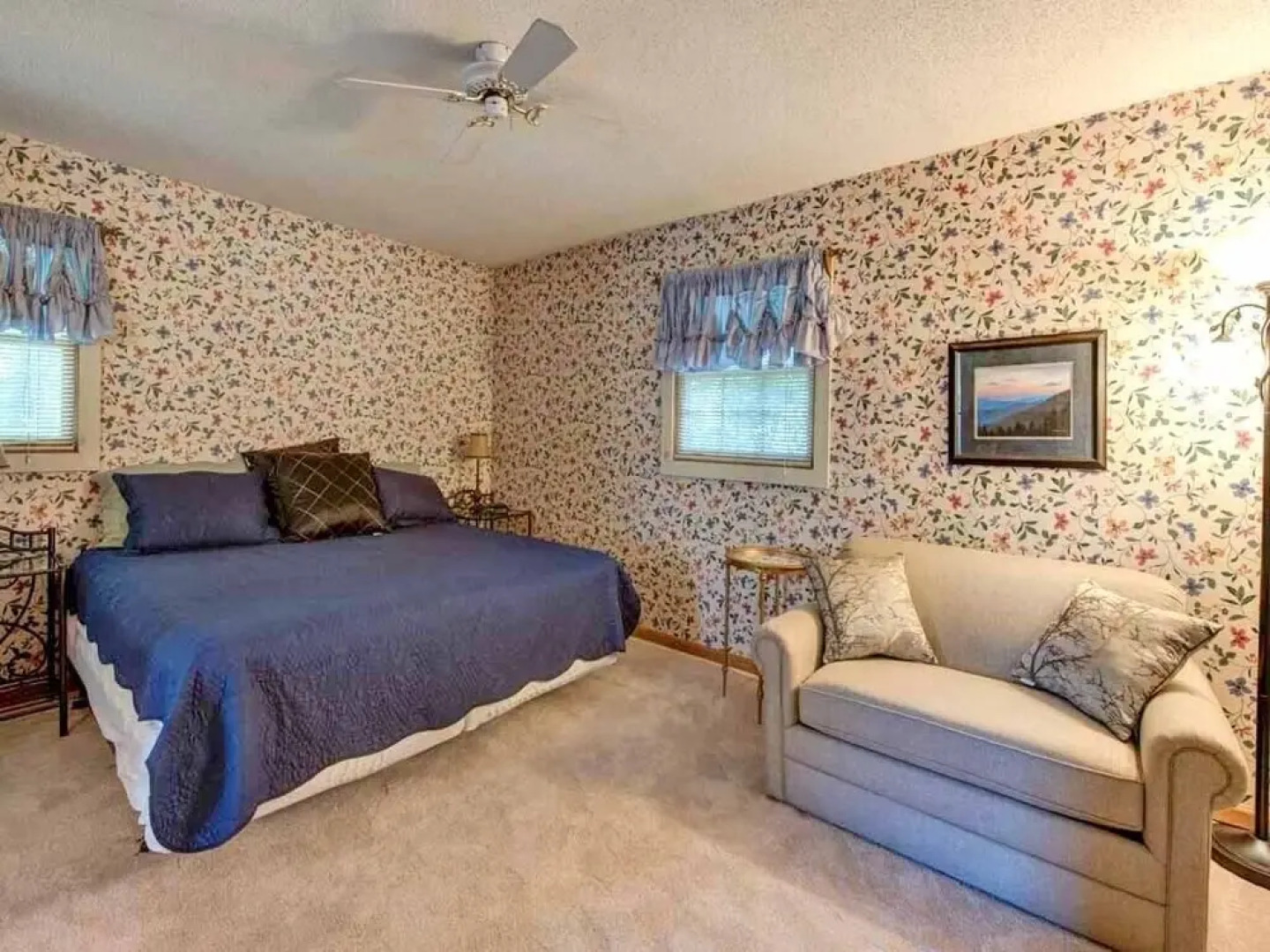 Woodshed 2 Bedroom Home with Mountain View