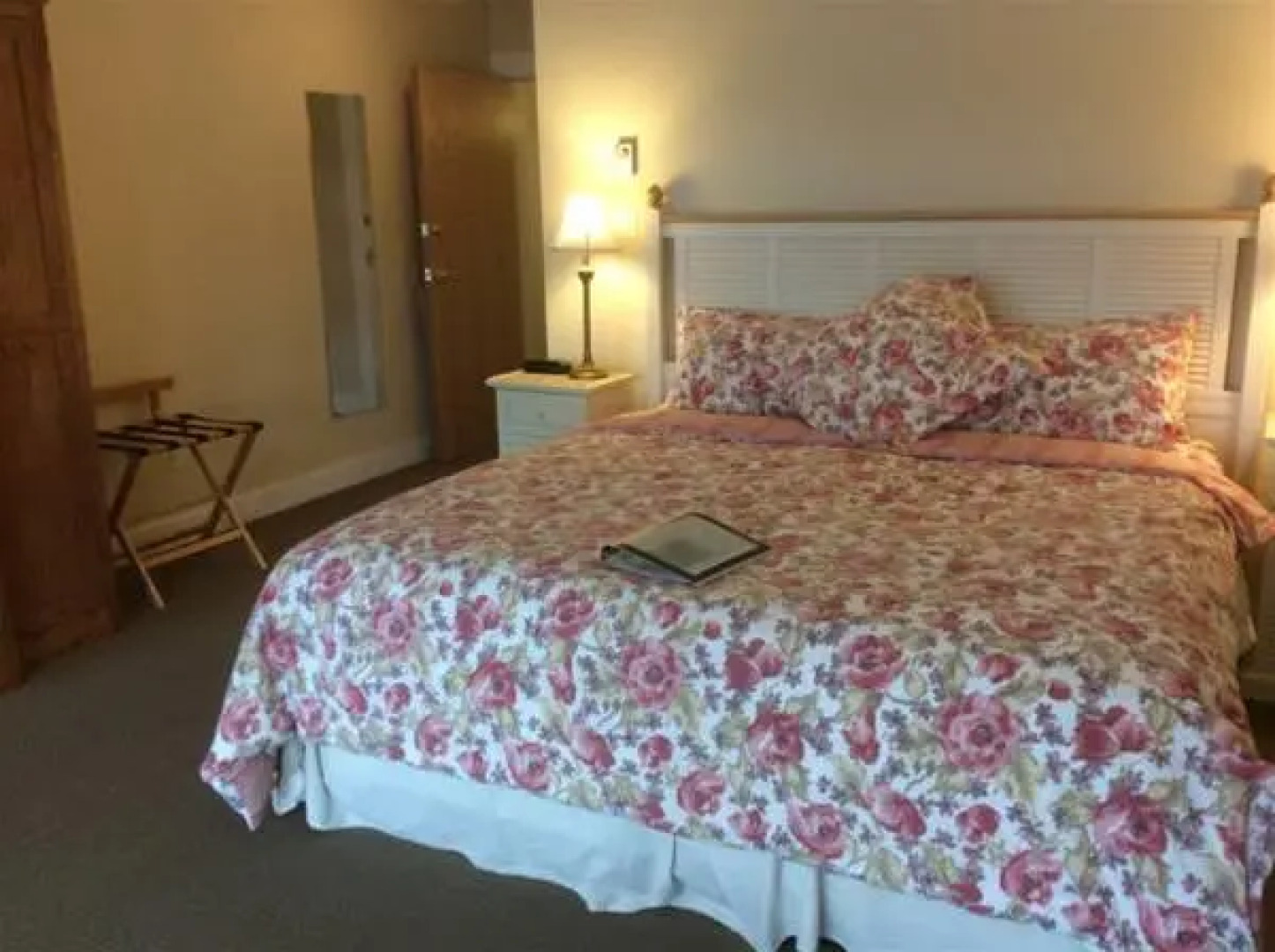 The Water's Edge Inn & Gallery