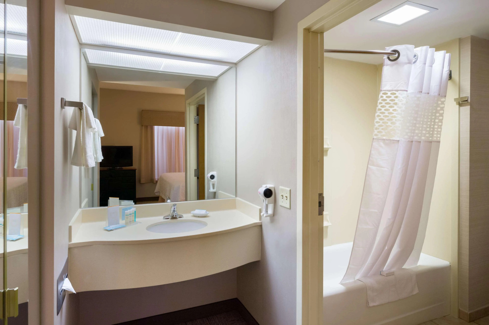 Hampton Inn & Suites State College at Williamsburg Square