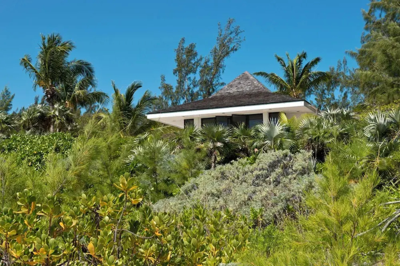 Tropical Hideaway: Charming Cottage Near Pink Sands Beach