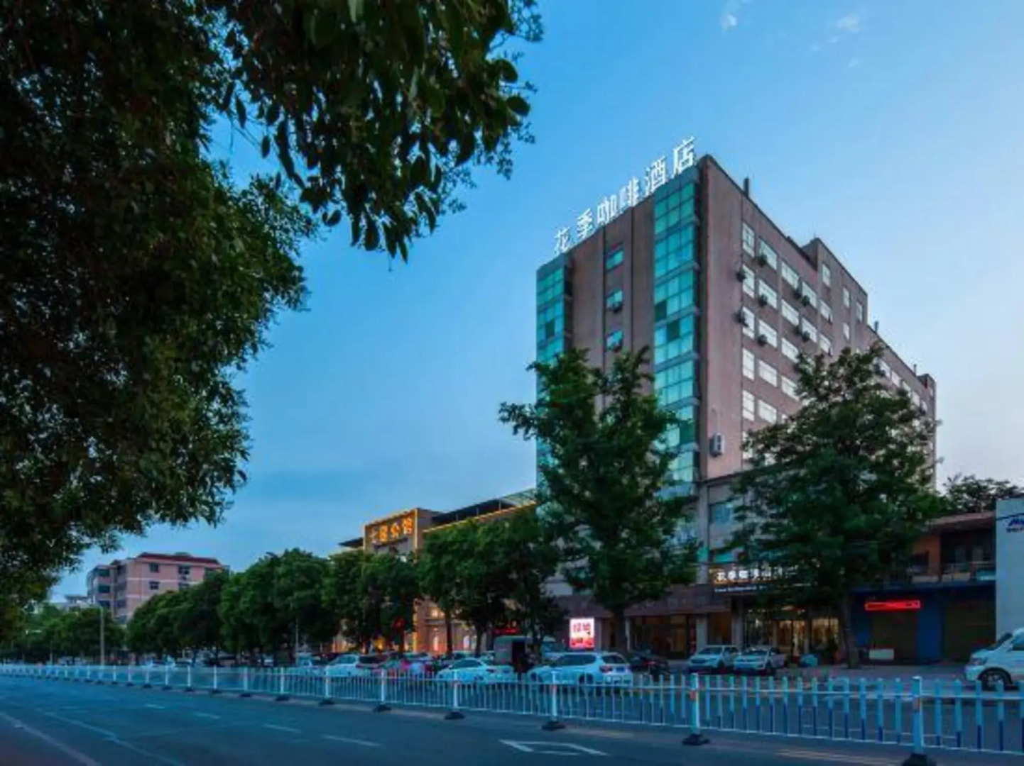 Jiaozuo flower season coffee Hotel (Rose Park store)