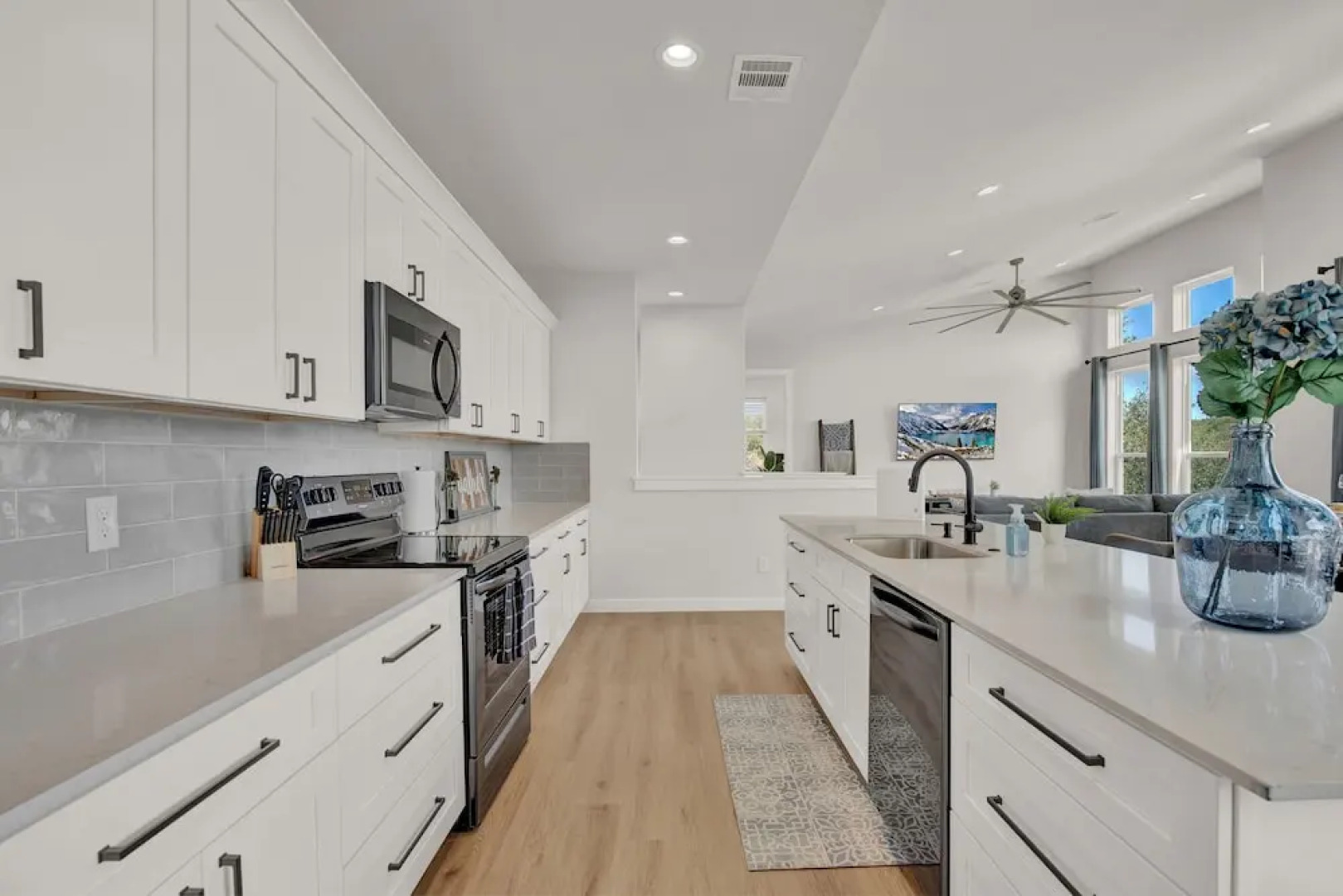 Stunning Lake Home W/pool-beach-gym-boat Access