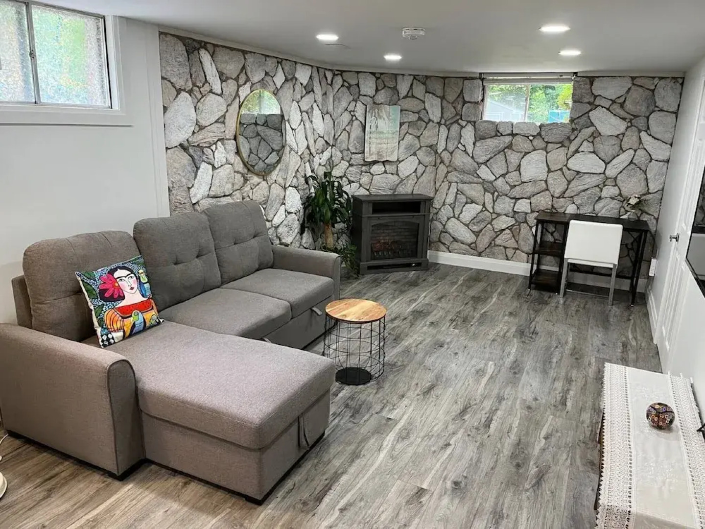 Adorable 1 Bedroom Suite With Kitchen &