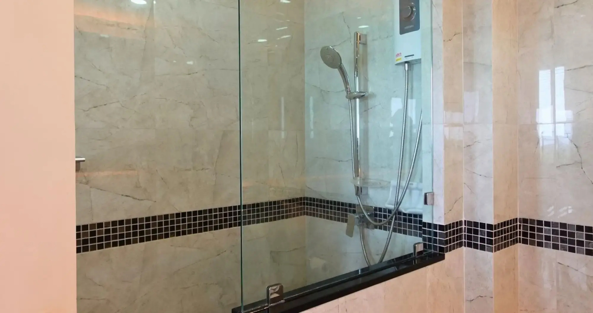 Seastar Hotel And Service Apartment