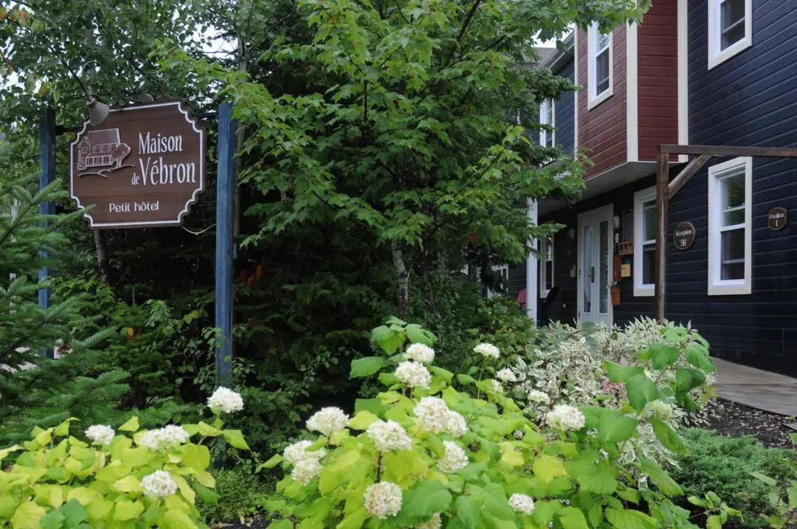 Auberge/Condotels Centre de Villégiature Pied du Mont Édouard