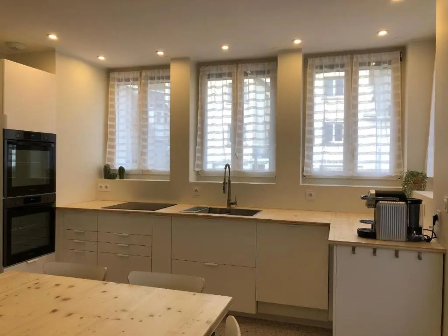 La Maison, 4 appartements 3 étoiles climatisés au centre ville avec jardin proche du Parc et des Thermes