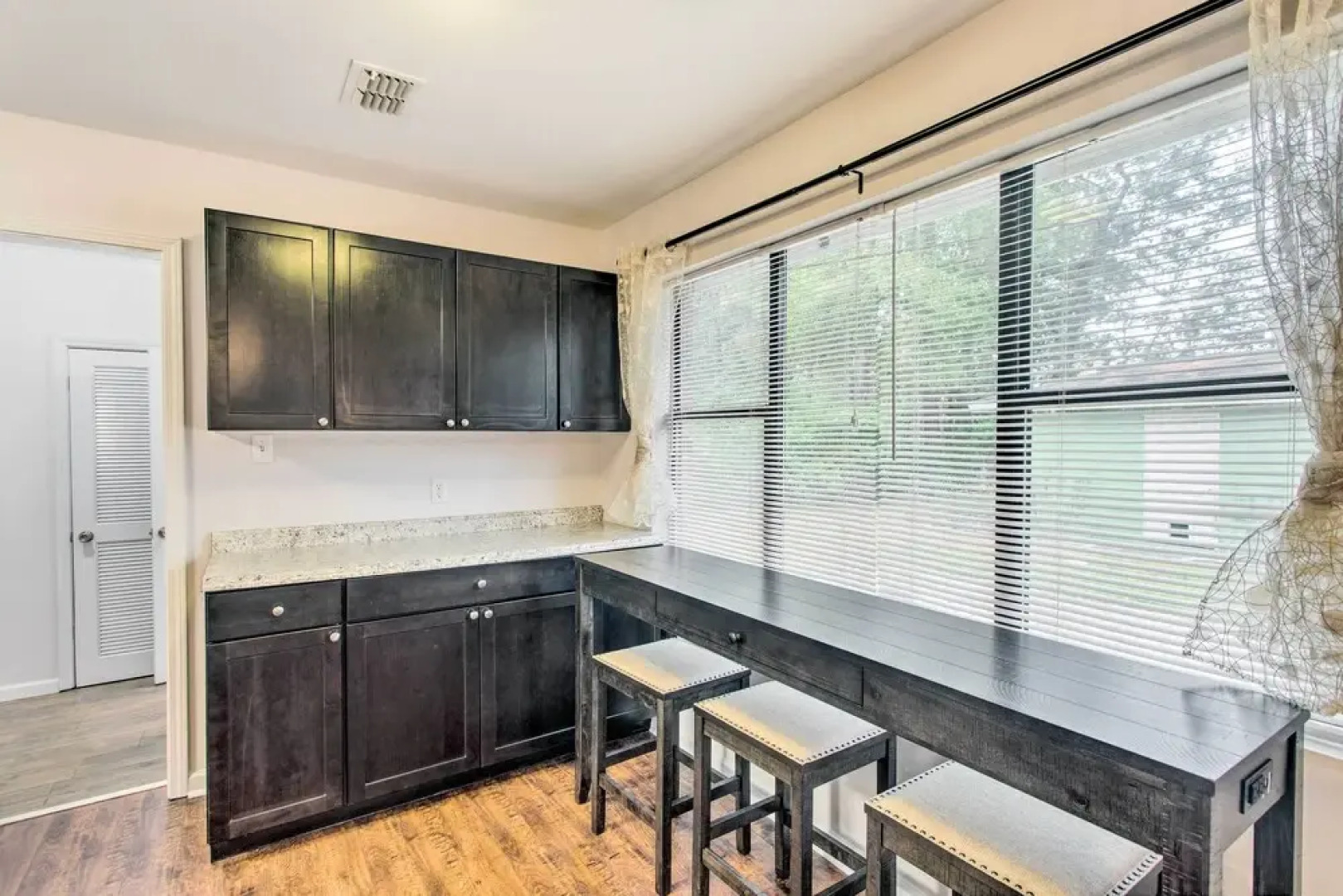 Bright Hinesville Home, 43 Mi to Savannah!