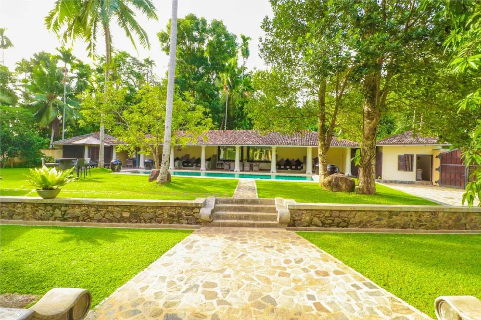 Yoho Pedlars Manor