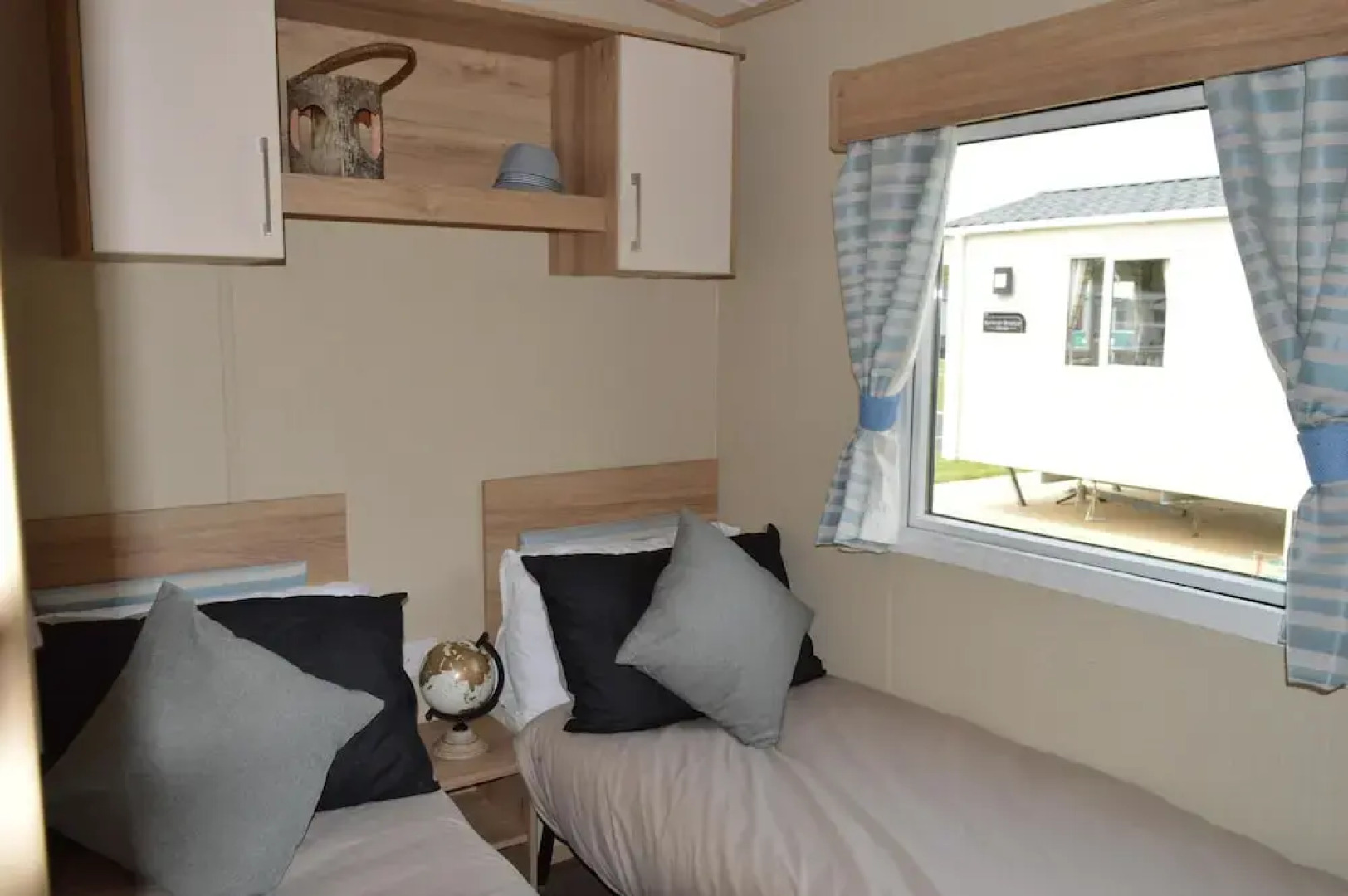 Tattershall Lakes Luxury Caravan With Hot tub