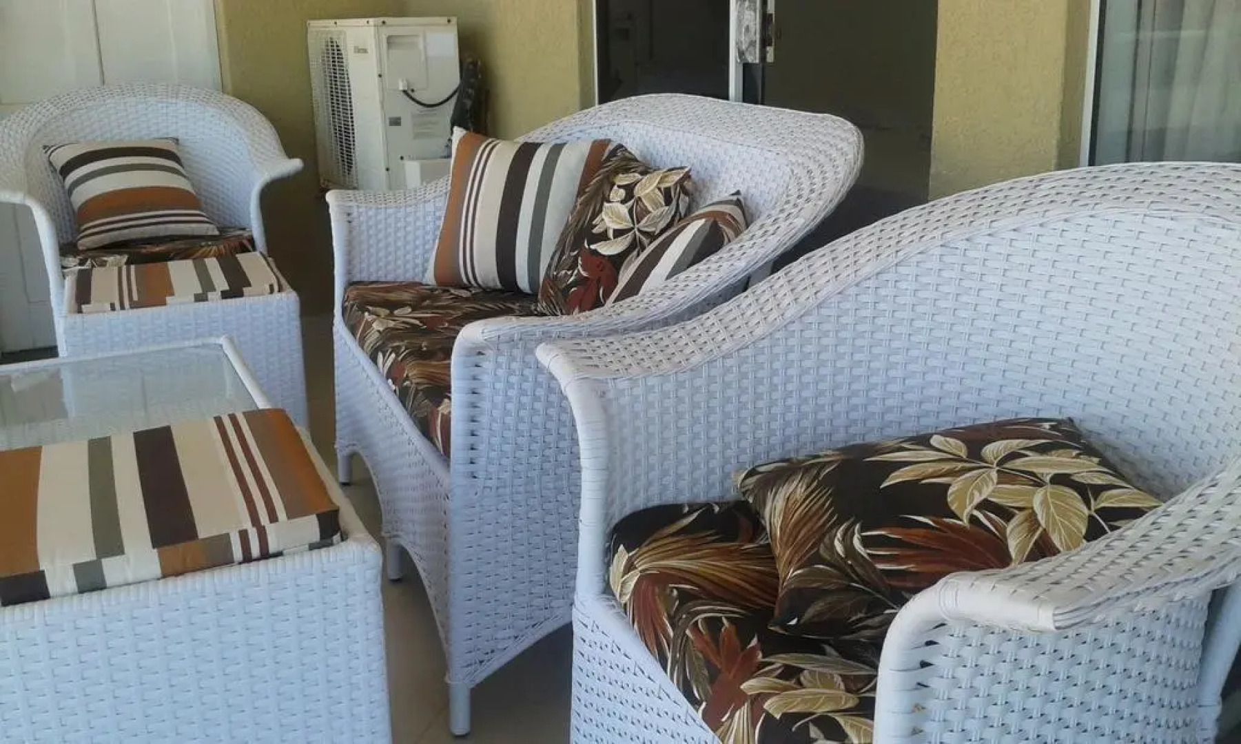 EmanuelleSales - Corretora de Imóveis - "LUXURY RESIDENCES" creci 16949F