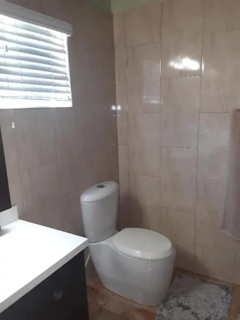 Portmore - Cheerful Private AC one Bedroom, Bathroom and Closet