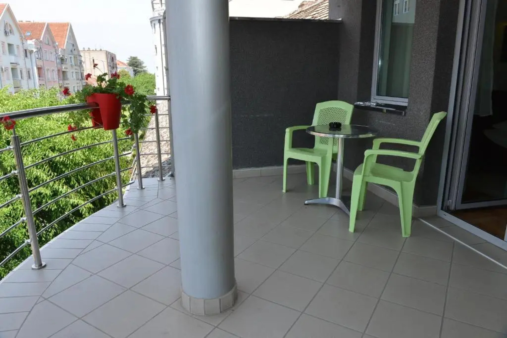 Apartment and Rooms In Club