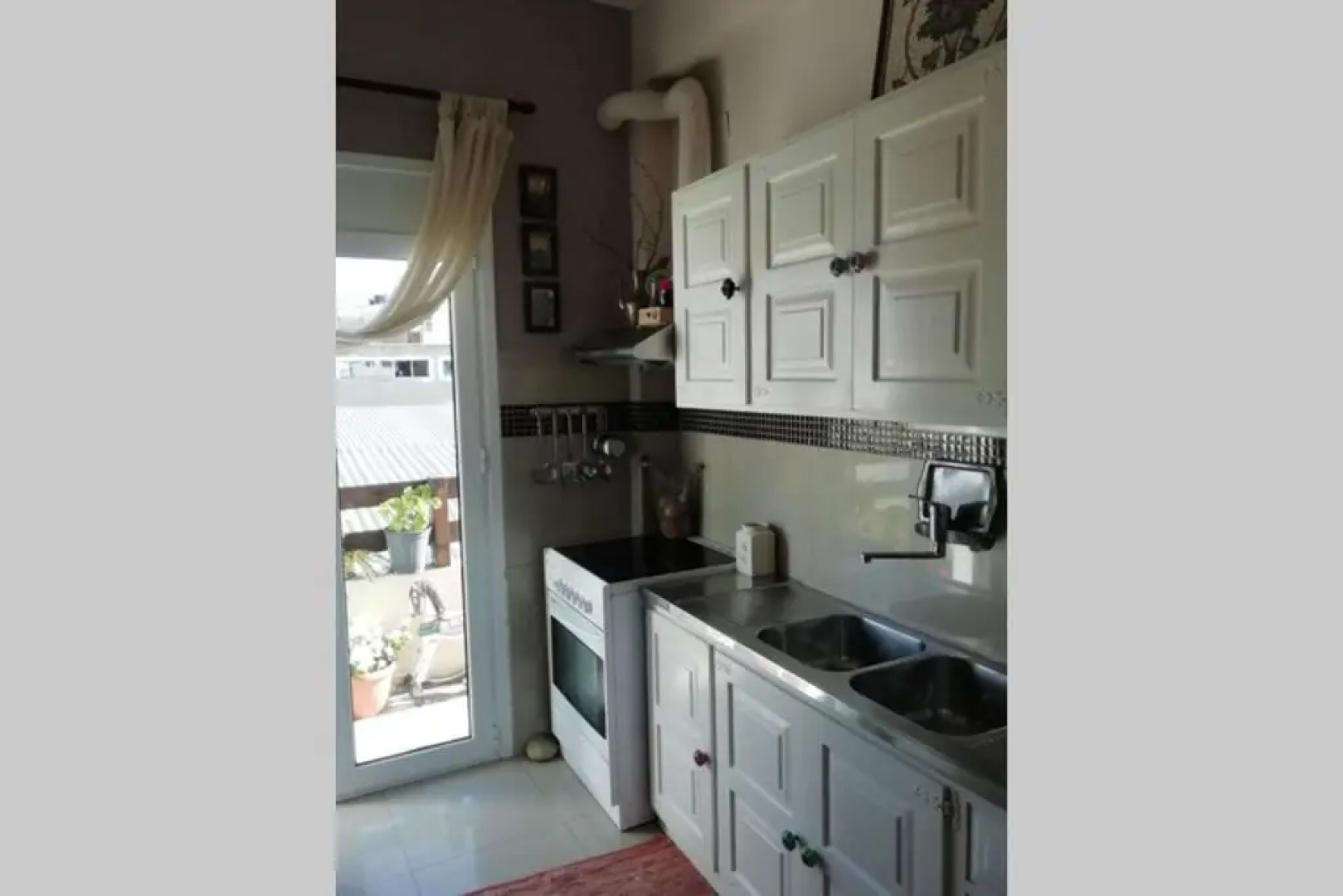 Marys Art and Cultural House 100meters from the beach