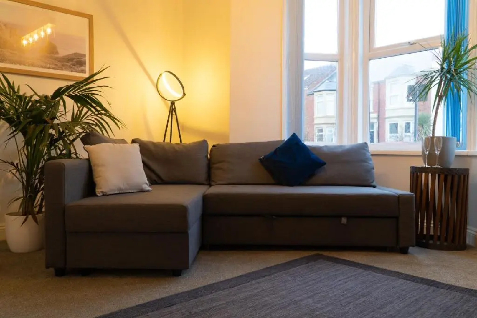 2 bedroom Coastal apartment 30 m from beach.