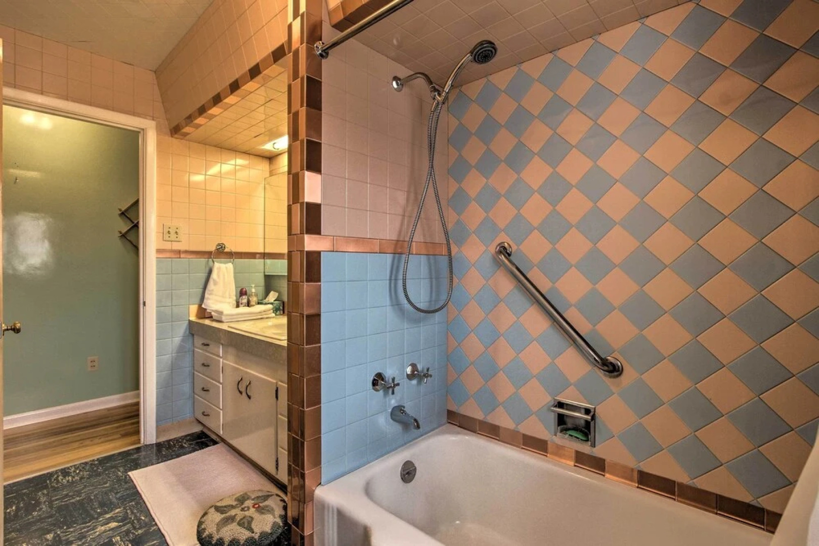 Nostalgic & Retro Anaconda Home, Walk to Town