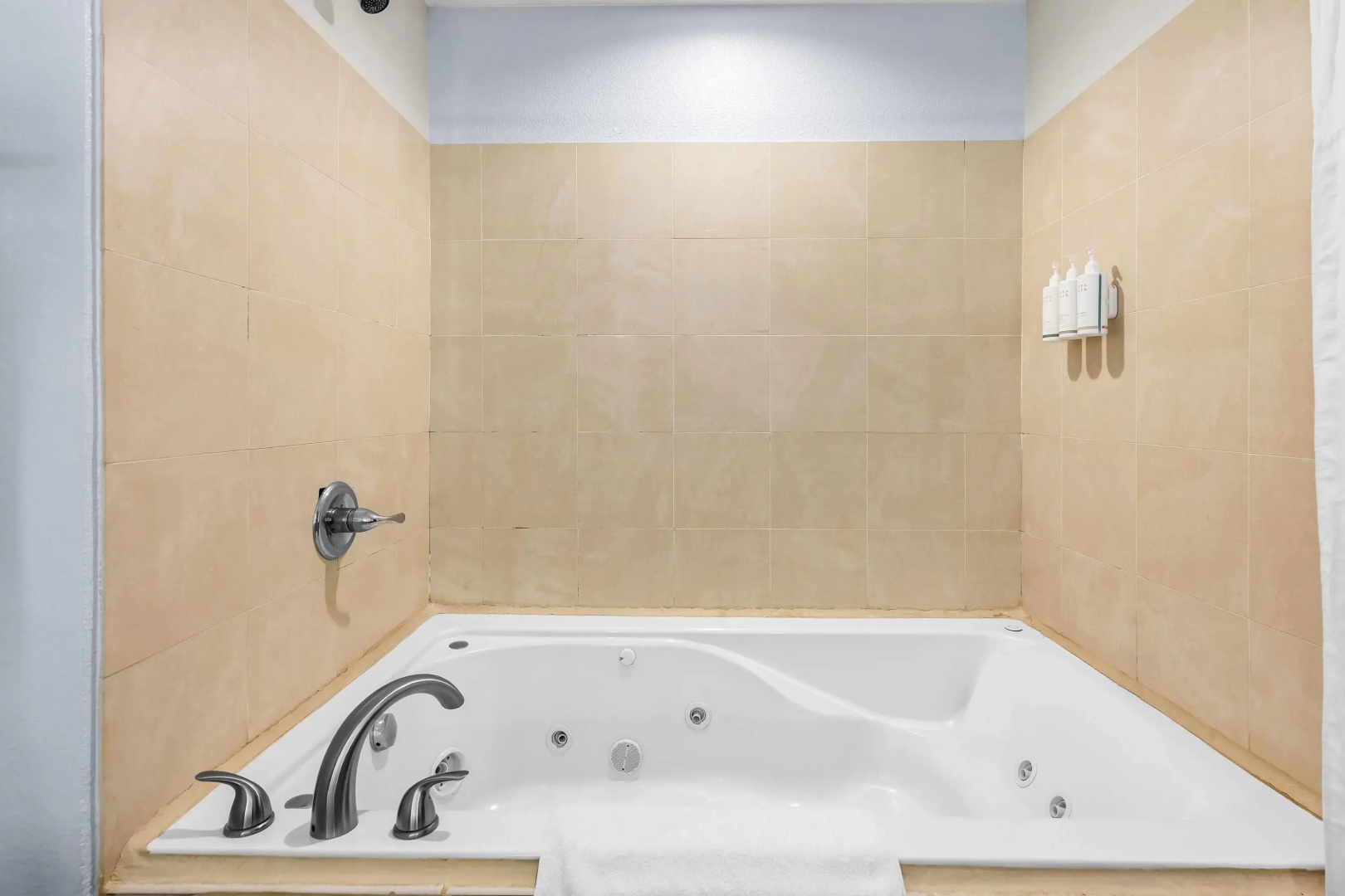 Days Inn & Suites by Wyndham Lakeland