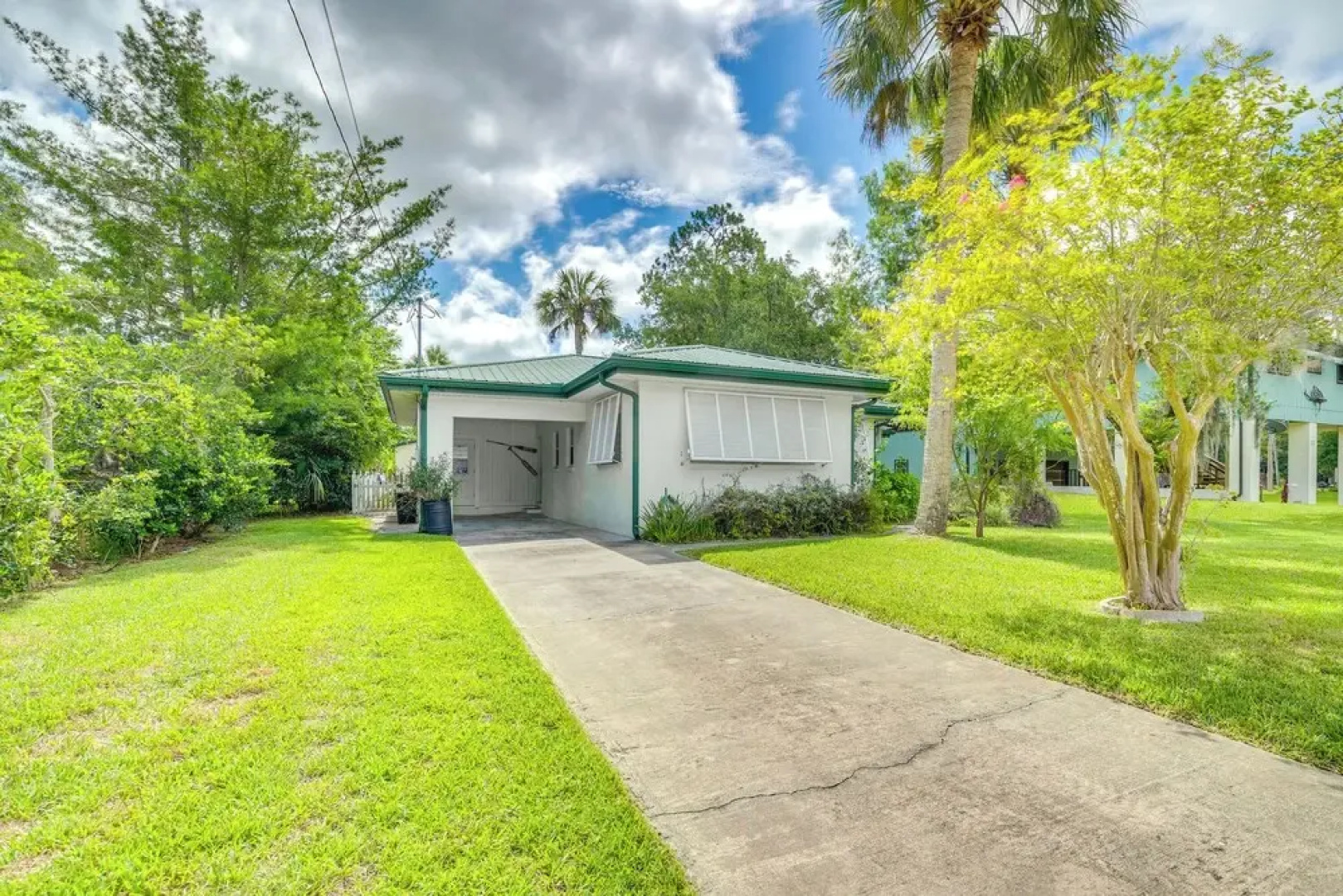 Sunny Home in Yankeetown w/ Lanai & Backyard!