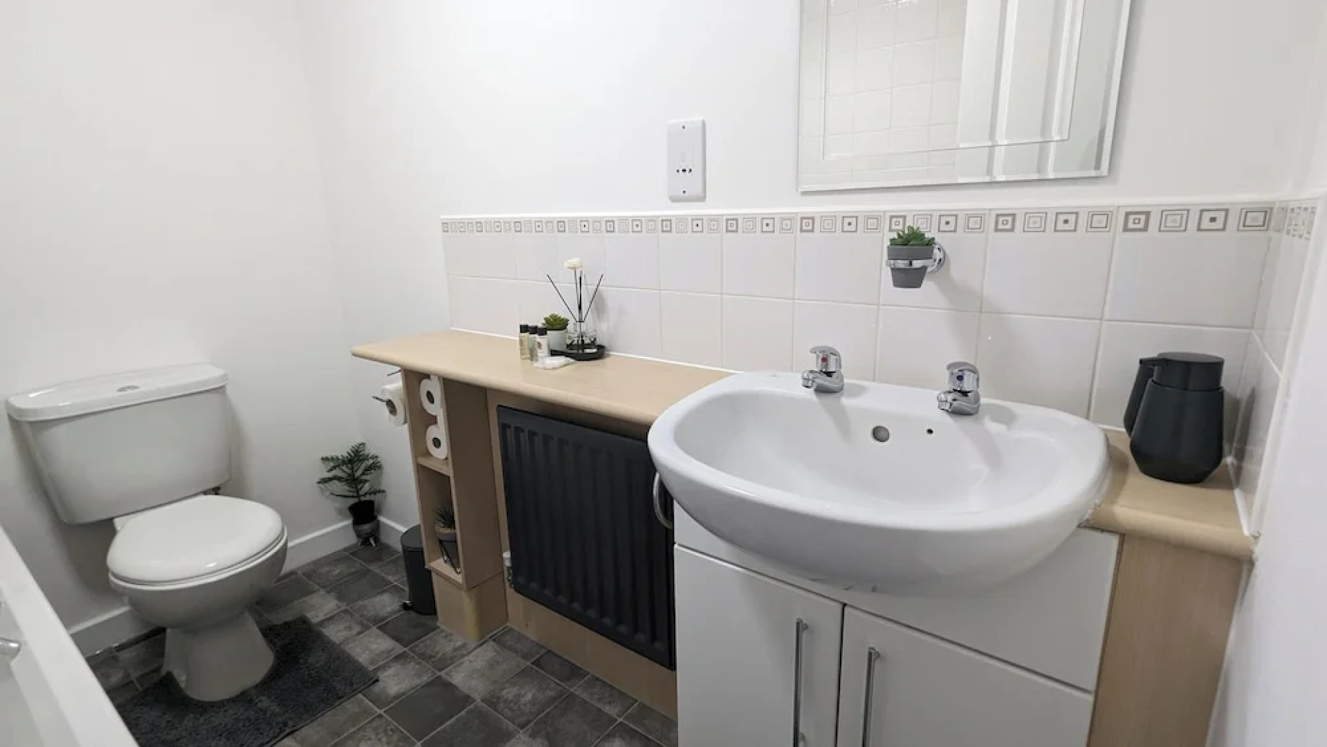 Burnley Entire House 4-bedrooms-sleeps 6-driveway