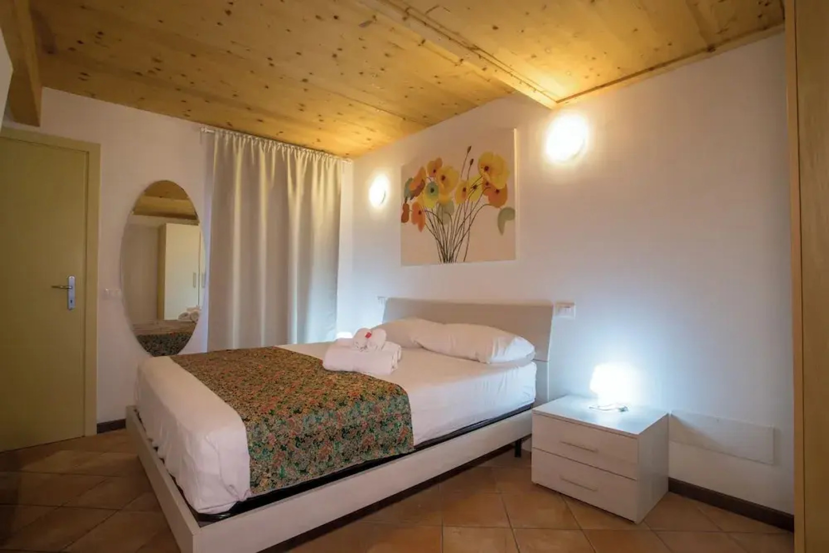 Blue Flat With Shared Pool and Private Garden Near Salò