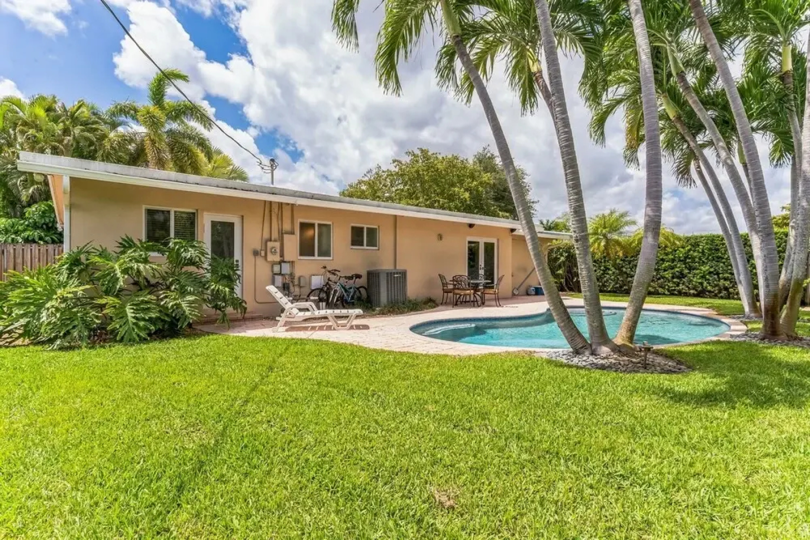 Shangri-la 3 Bedroom Home by RedAwning