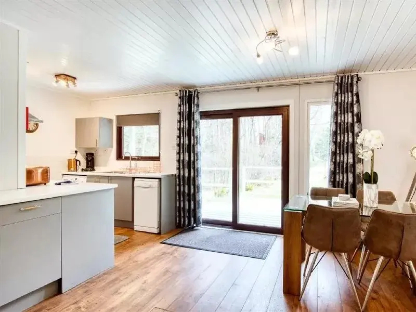 Otter With Mountain View and Enclosed Decking