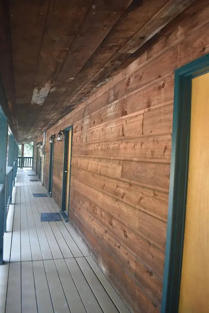 Helmcken Falls Lodge