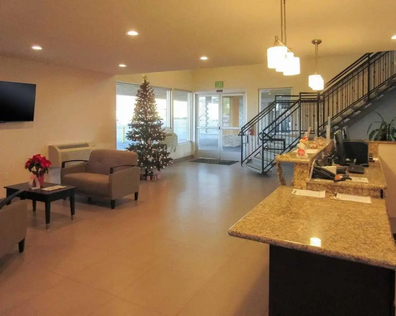 Quality Inn & Suites near Downtown Bakersfield