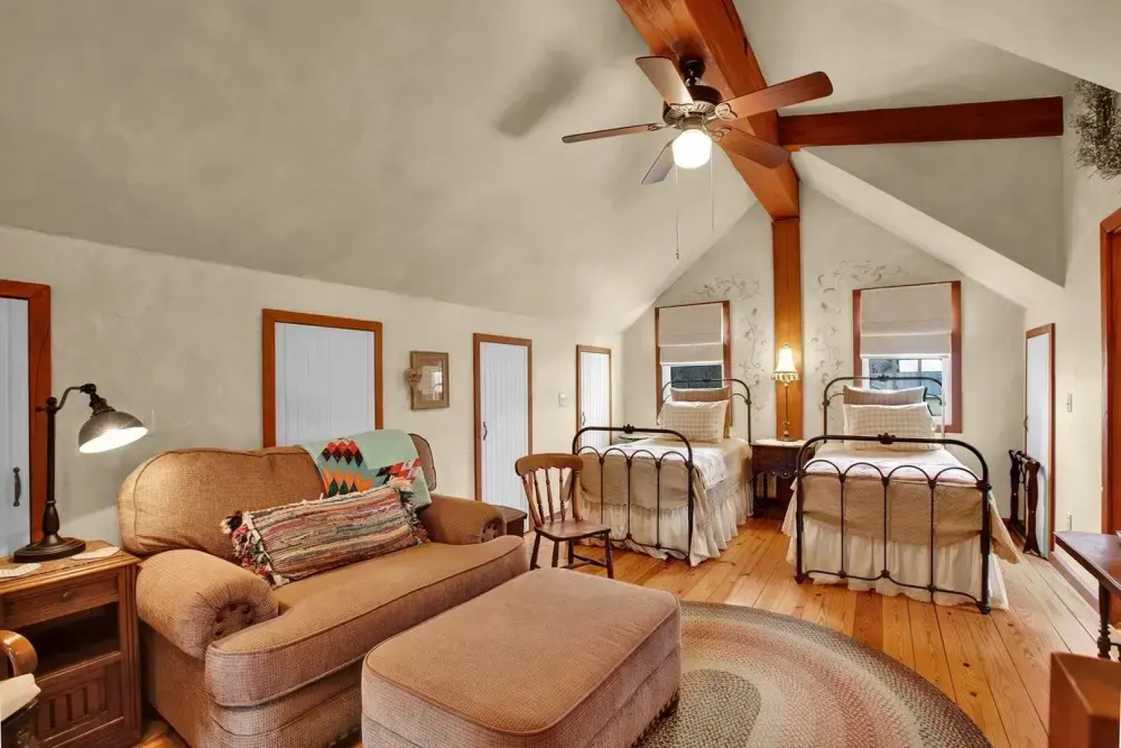 Luxury&location! 1 Blk to Main St W/hottub&firepit