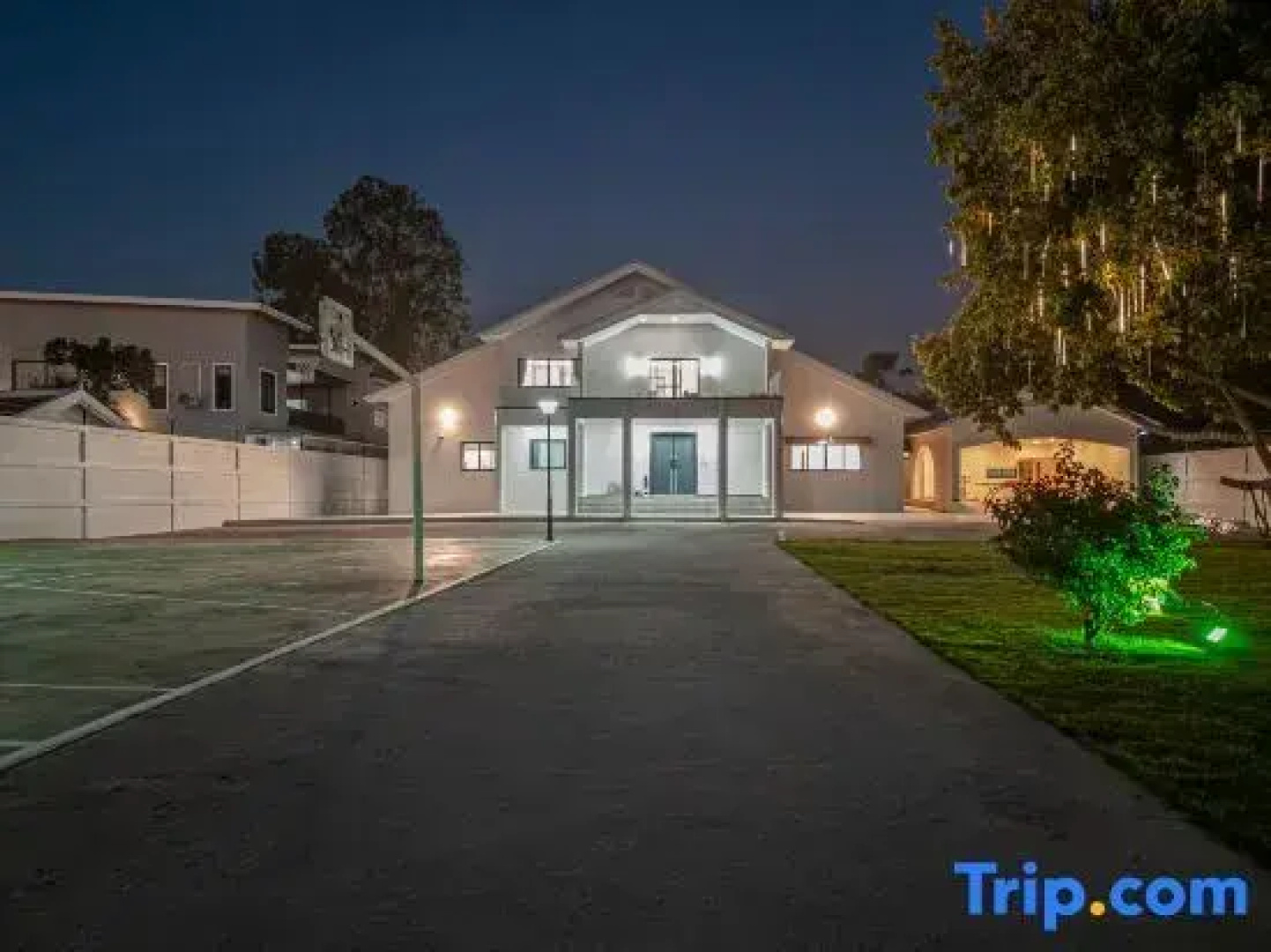 Pattaya Grand Villa 6 Bedroom 8 Bath (Private Pool, KTV, Sauna, Fitness Area)