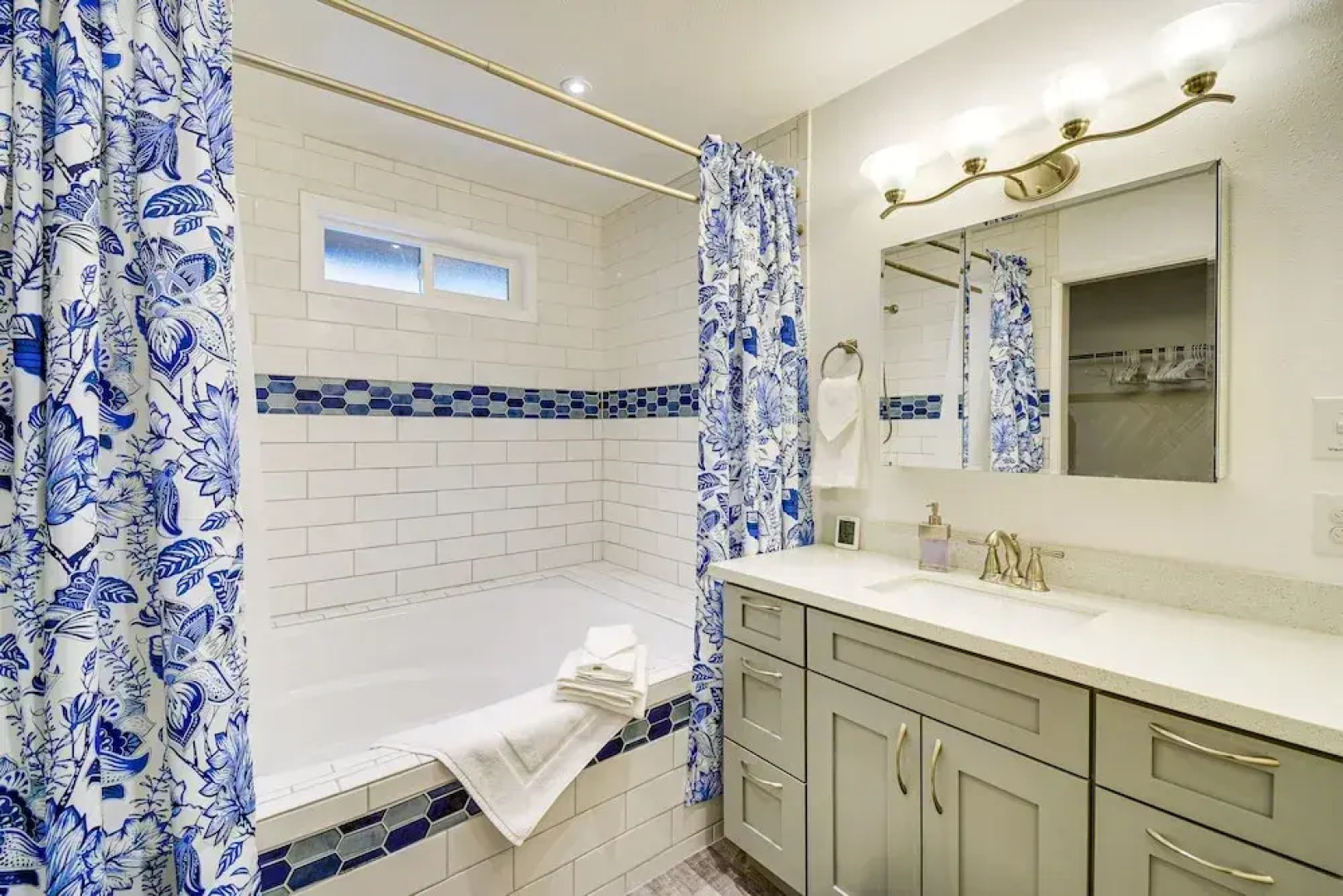 Charming Poulsbo Retreat: Hood Canal Views!