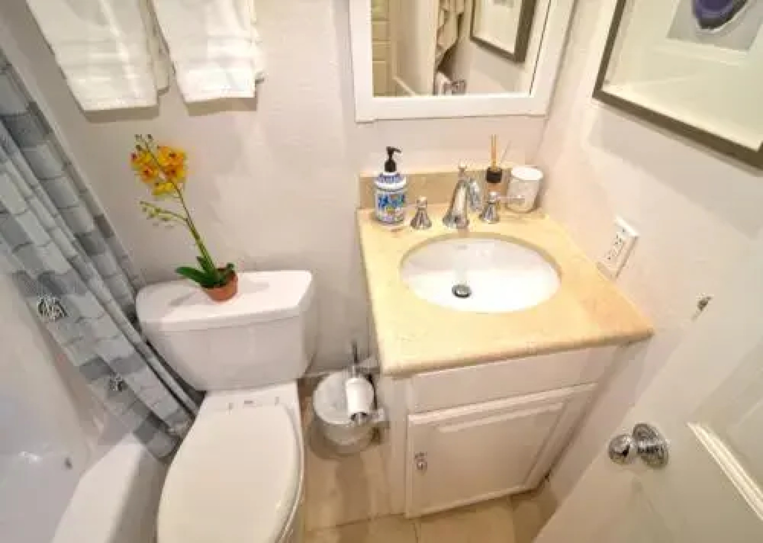Tropical Beach Condo - Pool, Parking, 86" TV, WiFi