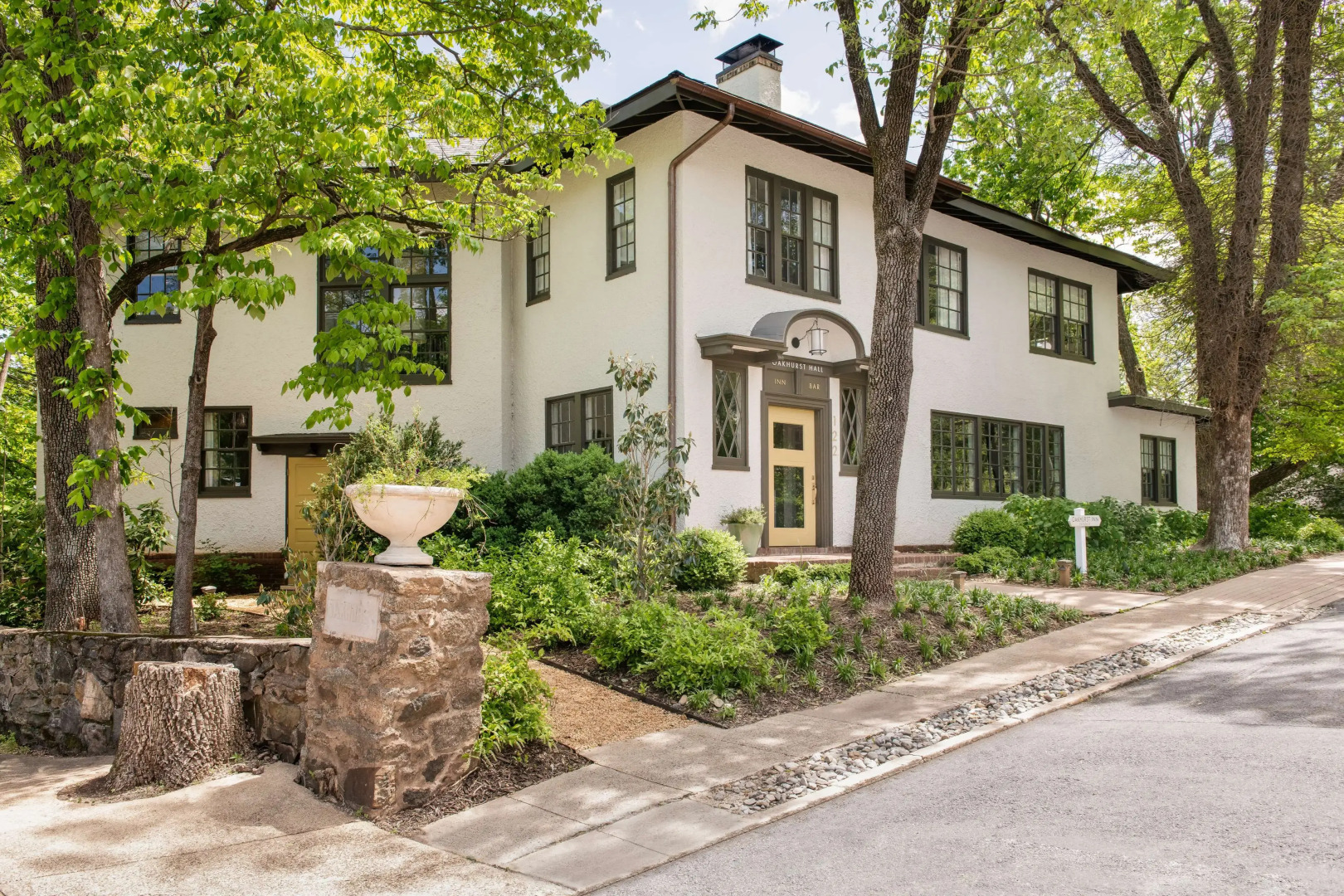 Oakhurst Inn at the University