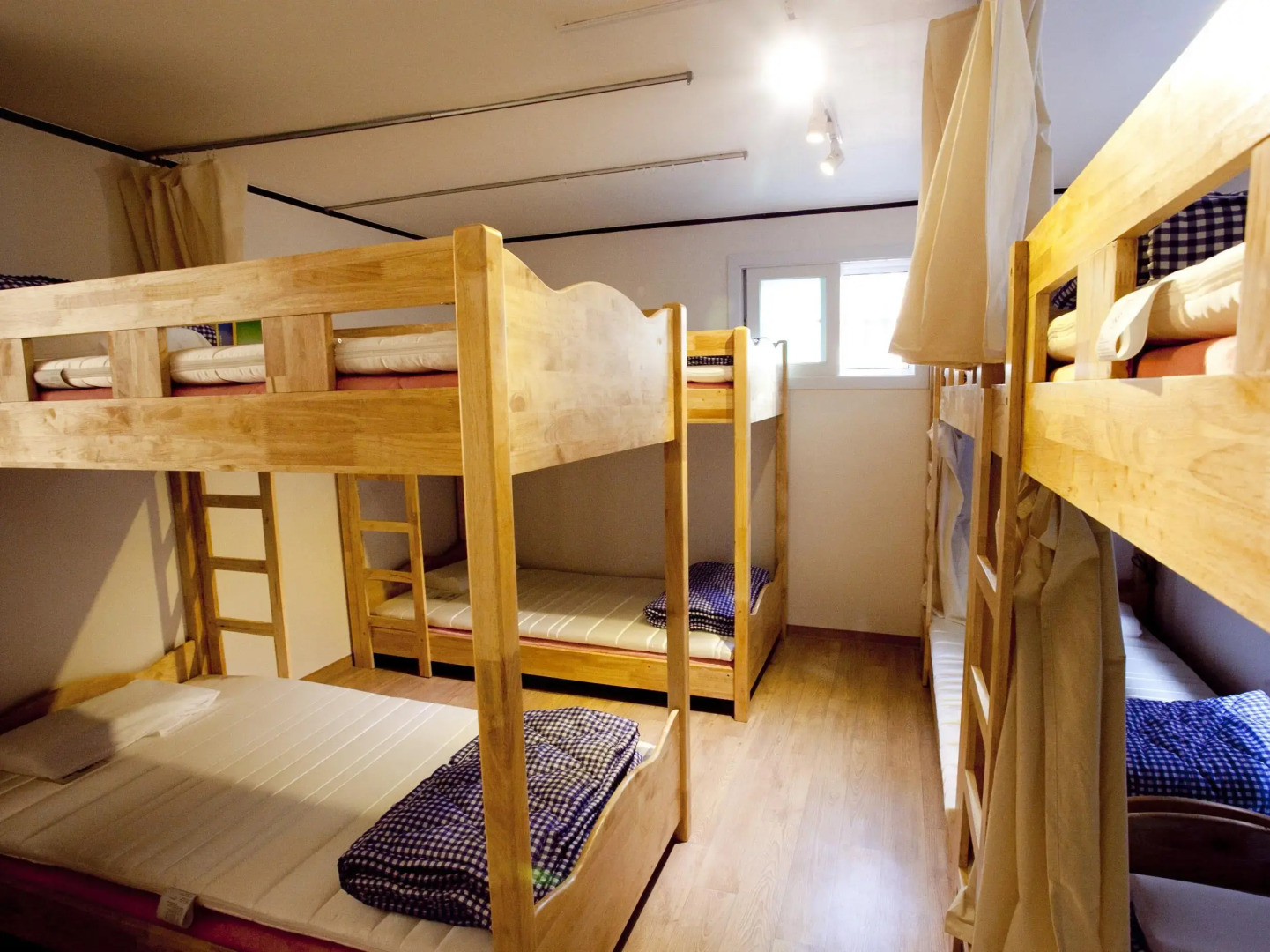 Crossroad Backpackers