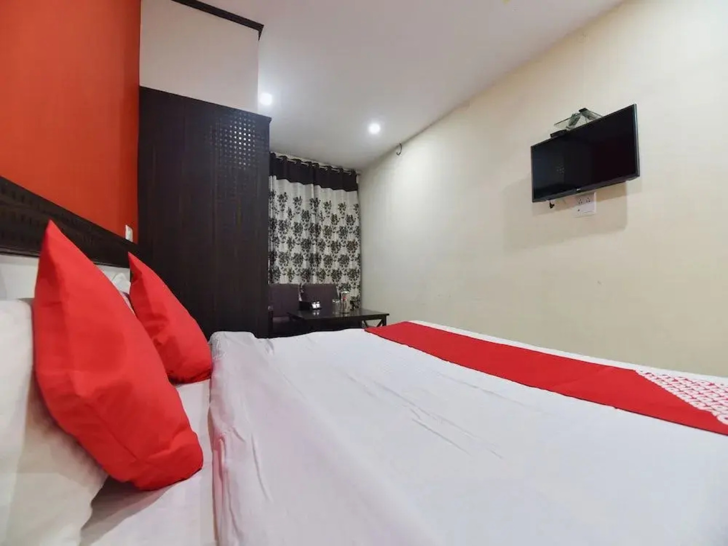 Oyo 28027 Hotel Dhruv