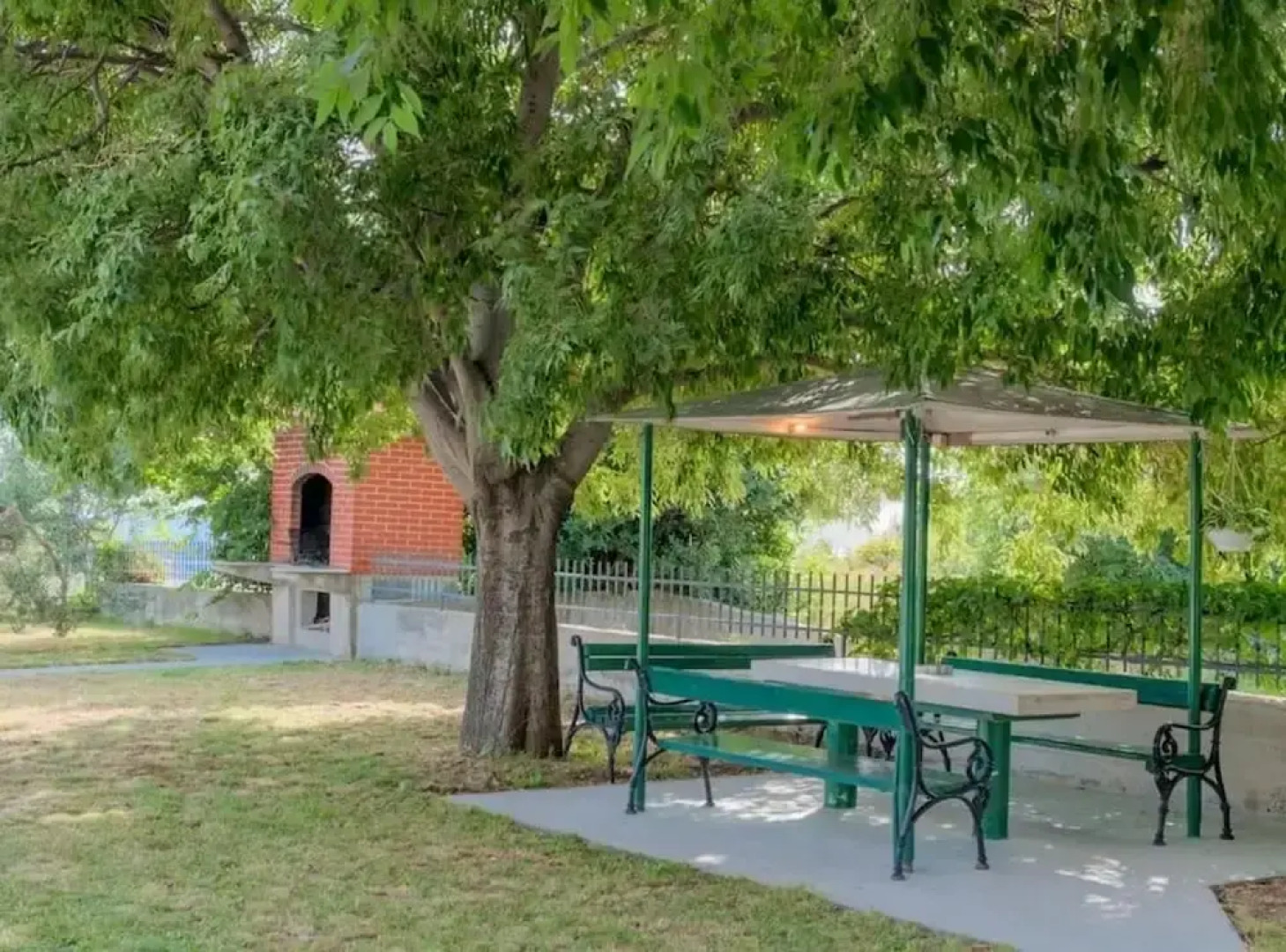 Charming Retreat Holiday Home Mravince With Pool