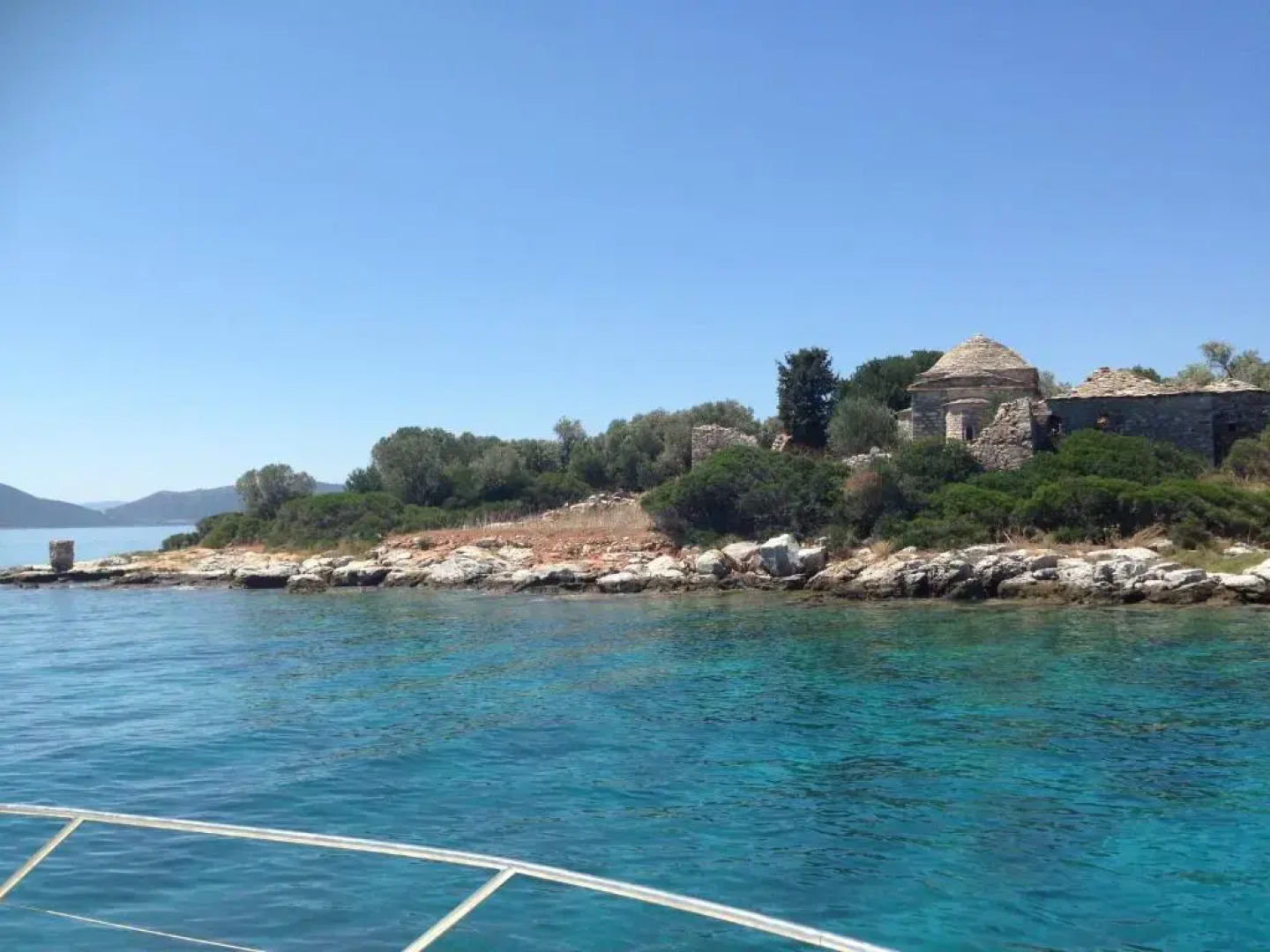 Romantic Seafront Studio - Dream Garden