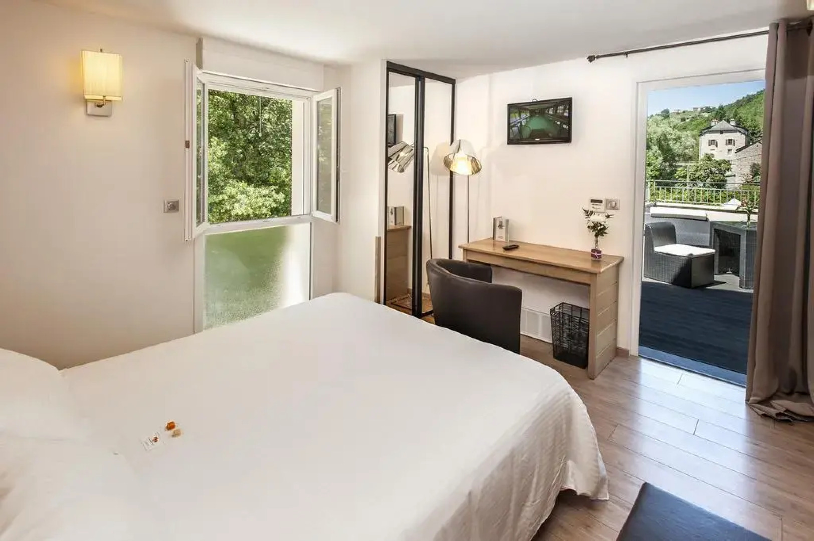 Logis Hôtel Restaurant Les 2 Rives - A75, en bordure de rivière