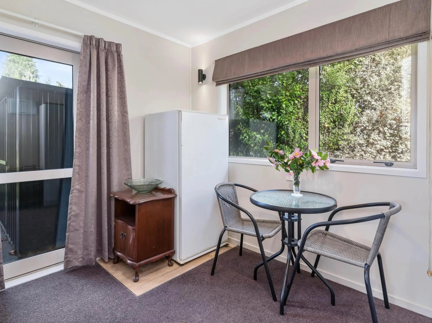 Rainbow Cottage - Lake Tarawera Cottage
