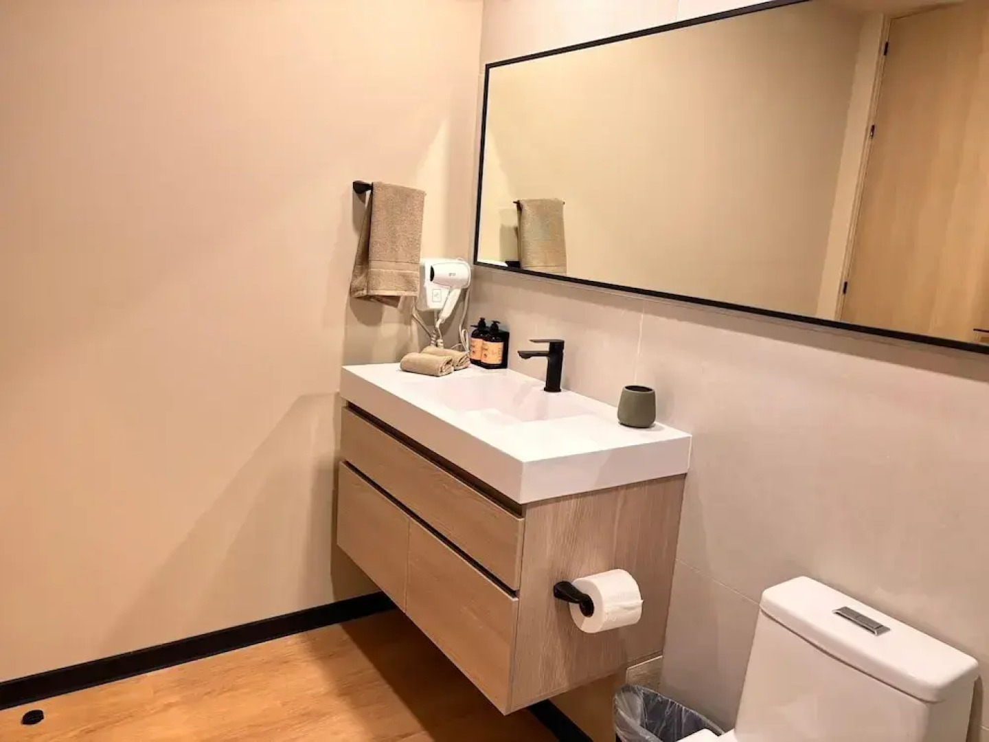 BEE Suites San José - Santa Ana