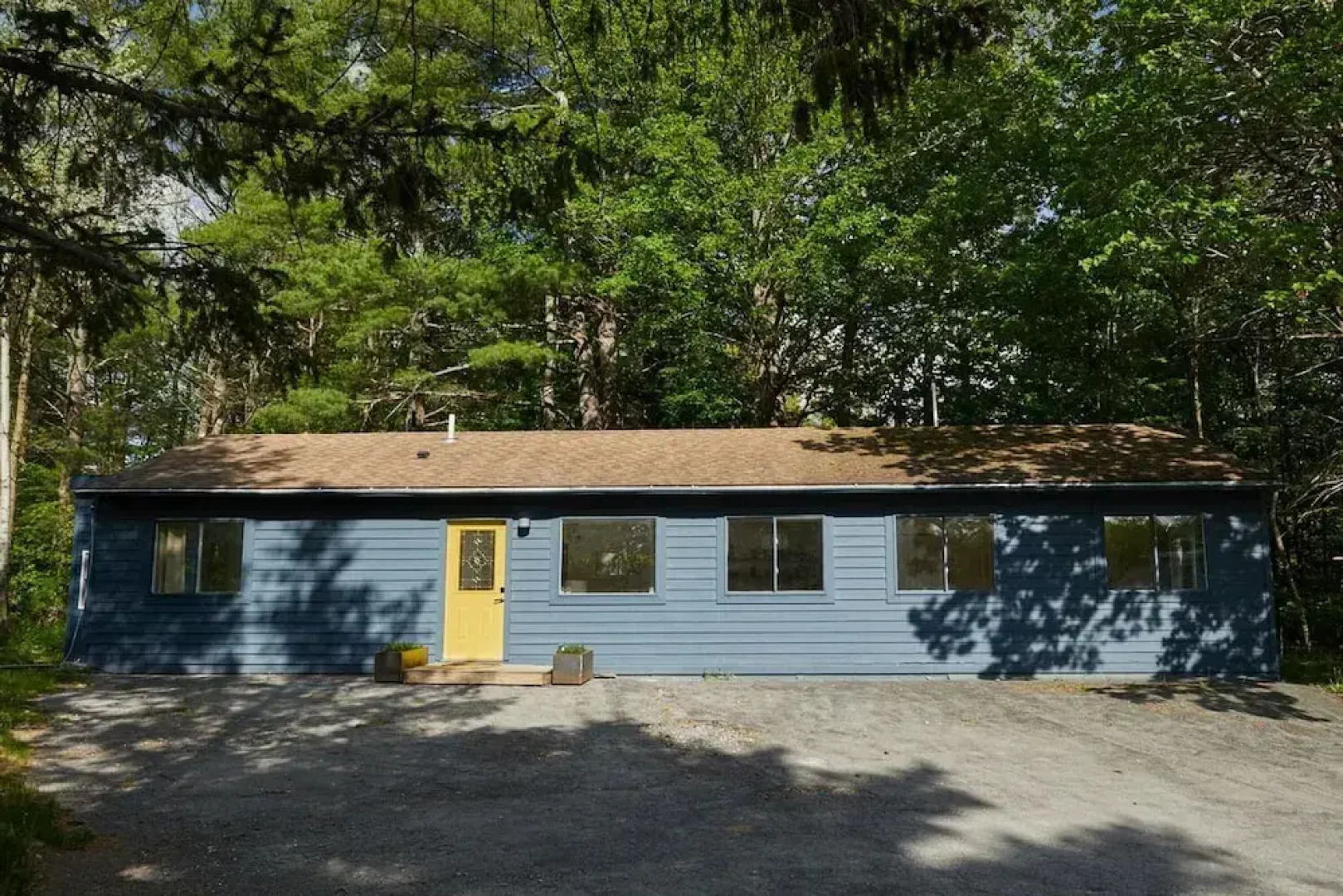 Mountain Retreat w hot tub Near Waterfalls