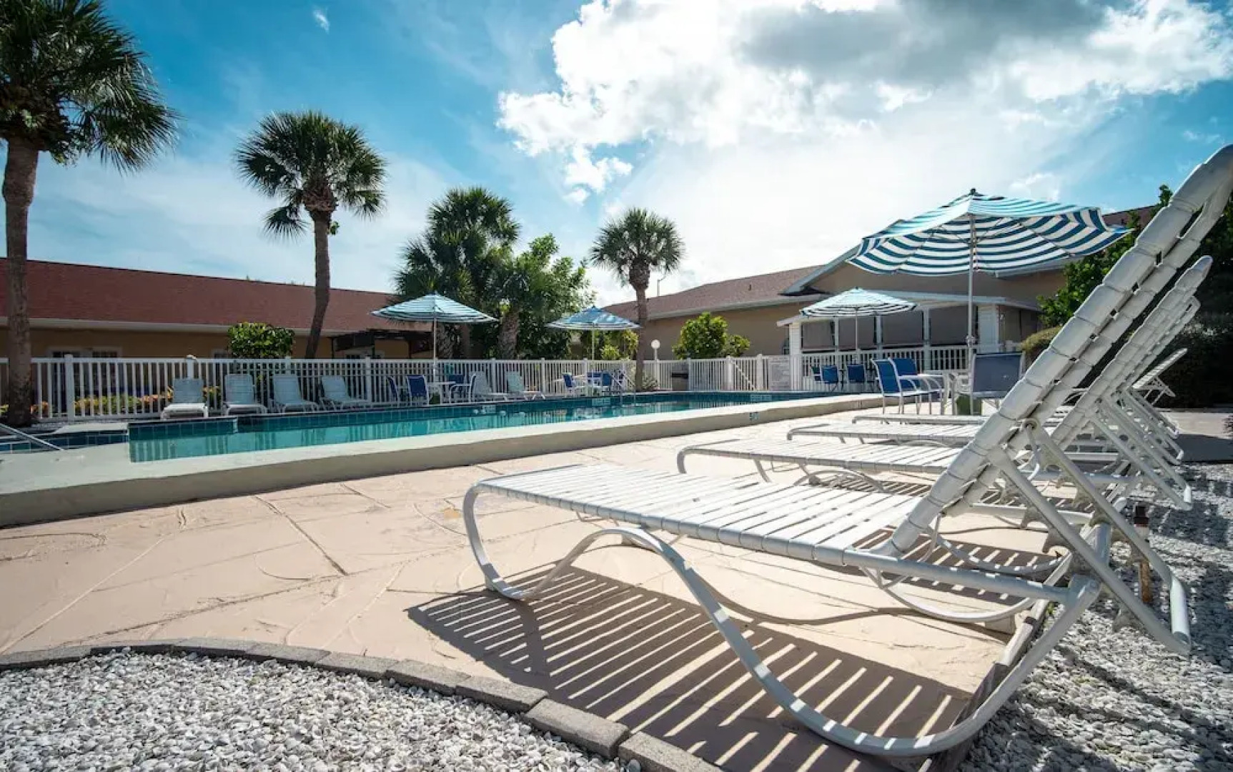 Island Sun Inn & Suites - Venice, Florida Historic Downtown & Beach Getaway